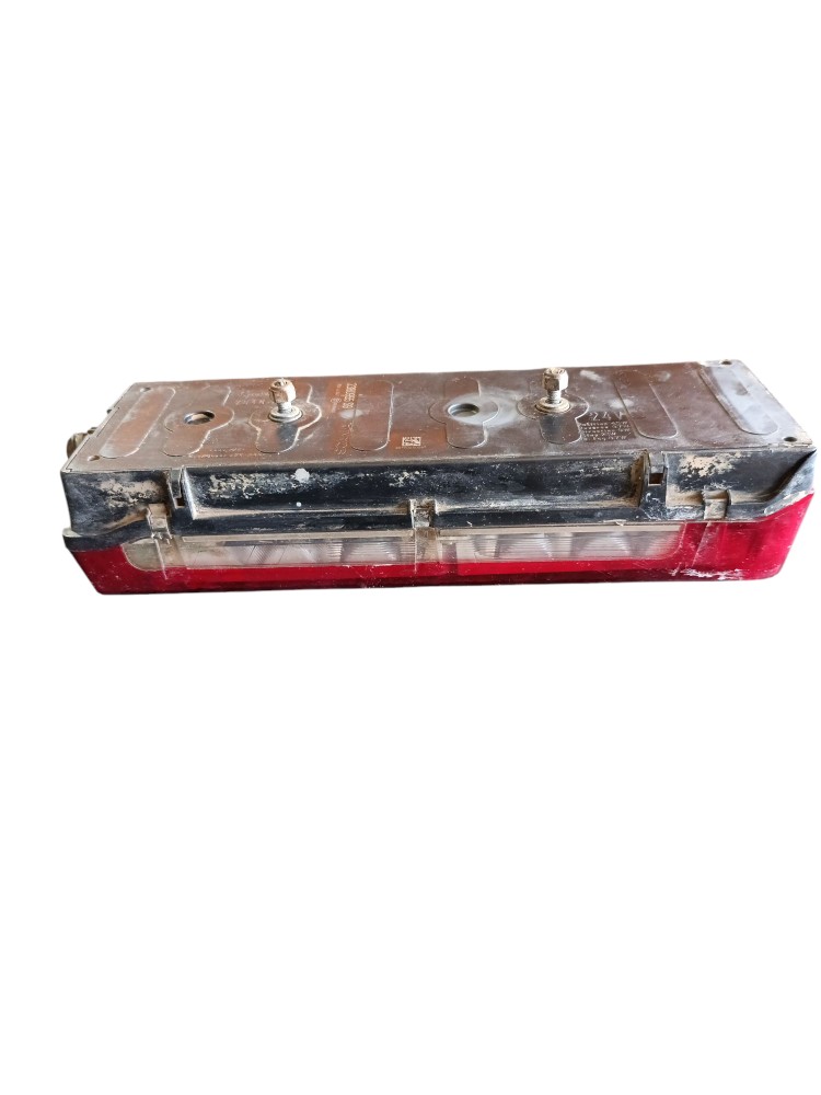 Lanterna traseira esquerda com detalhe Scania P280 2019 2380 3