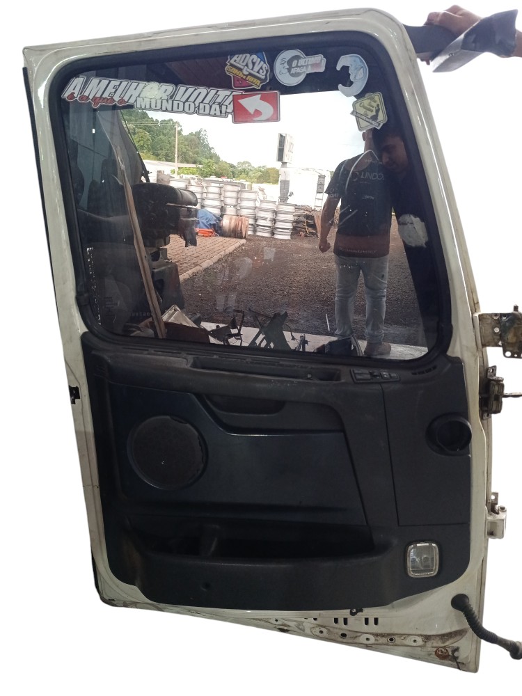 Porta lado esquerdo Volvo fh 13 clássico Com detalhes 2