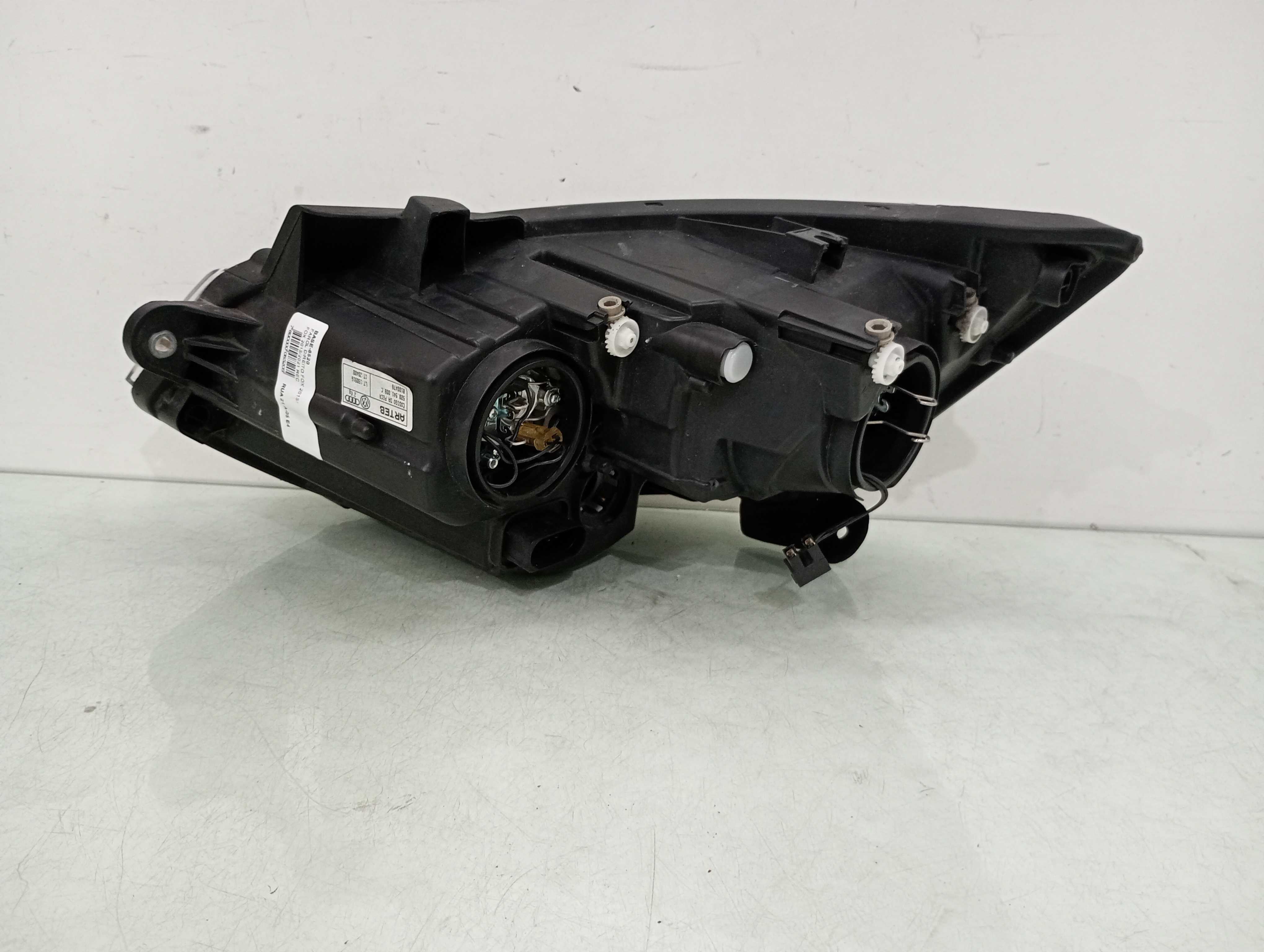 Farol Direito Fox 2015 A 2021 Friso Preto Original E Usado. 5