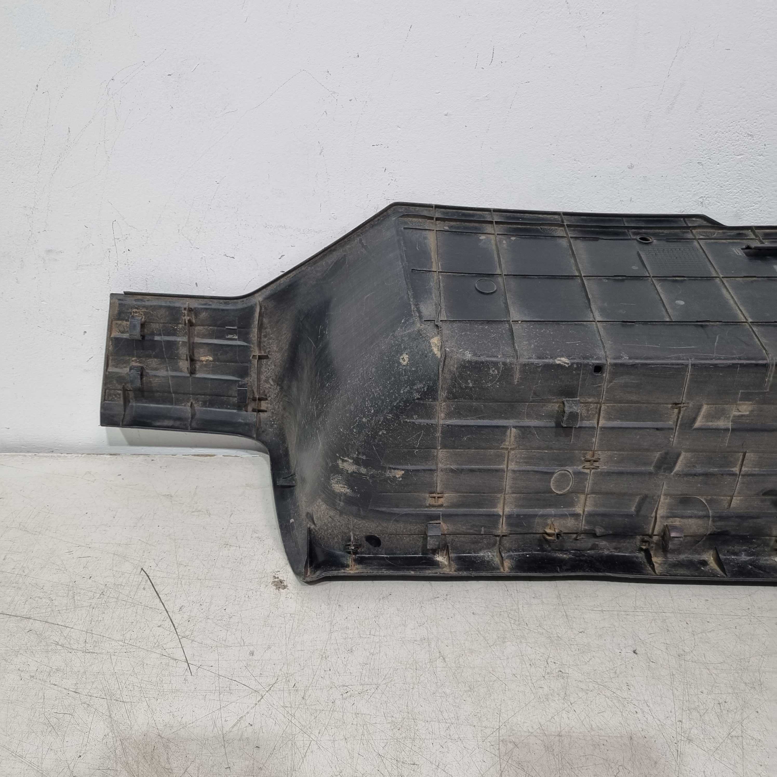 Moldura Central Parachoque Traseiro Toyota Hilux 2016/2021 5