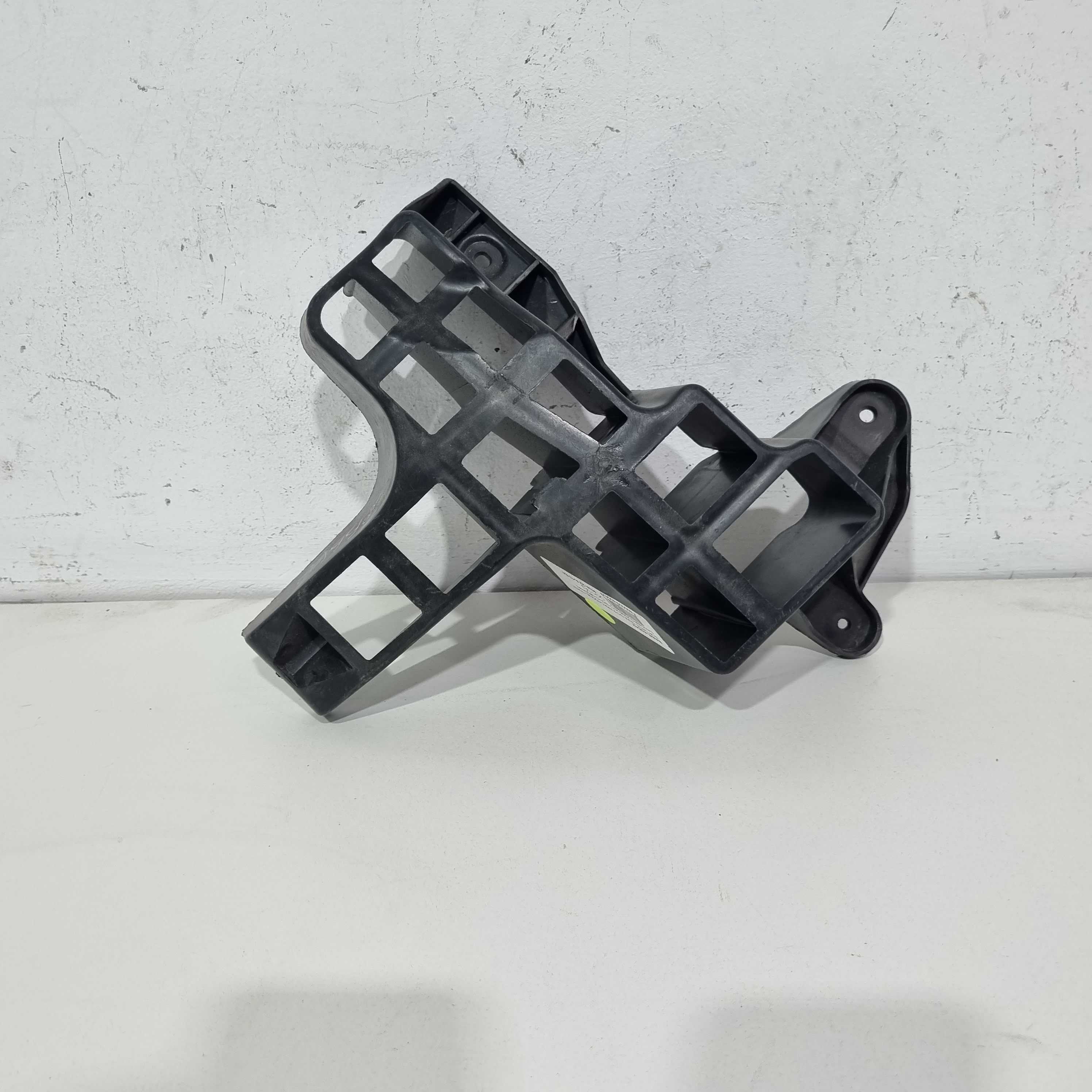 Suporte Do Guia Do Parachoque Tras Renault Sandero 2008/2012 1
