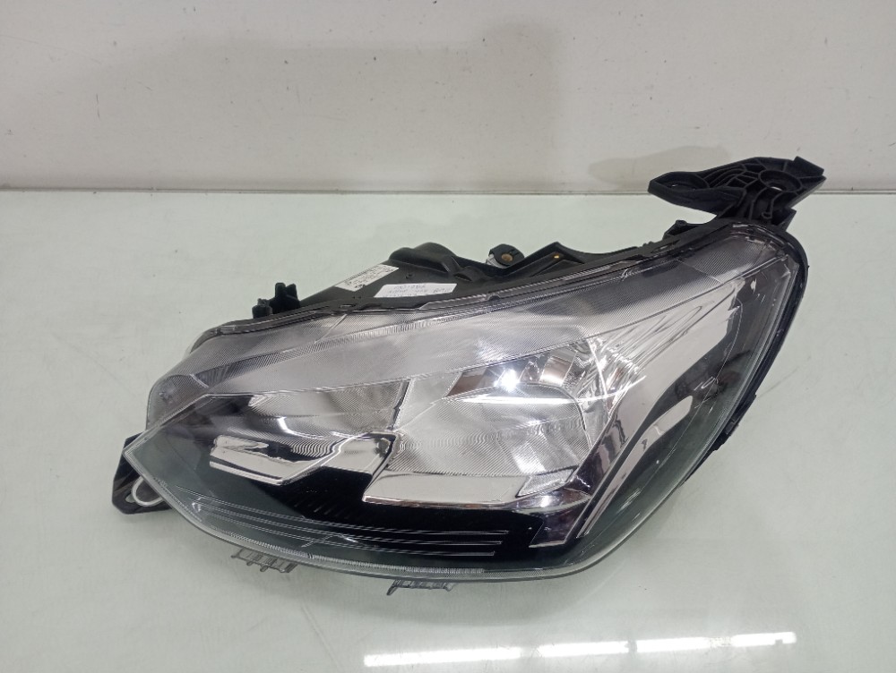 Farol esquerdo sem led 208 2020/2024 recuperado 2