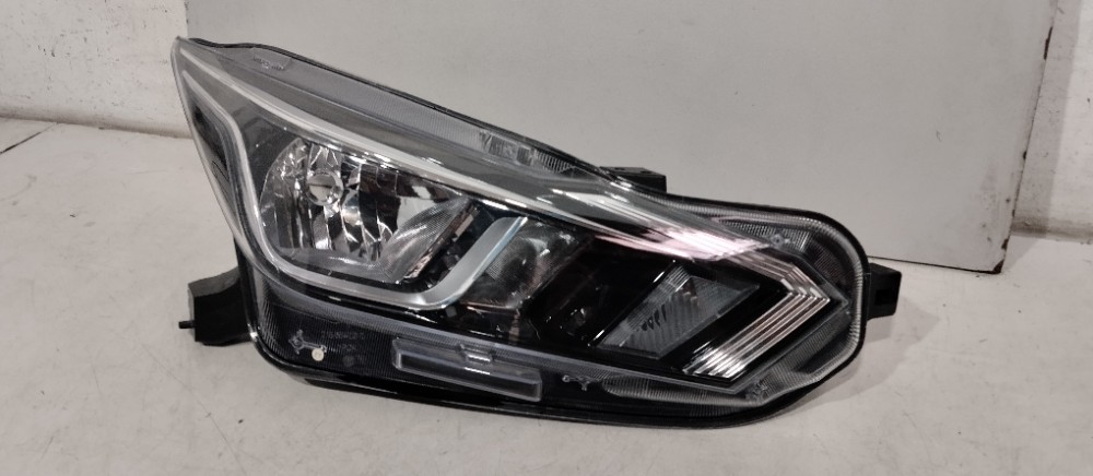Farol direito sem LED versa 2020/2023 2