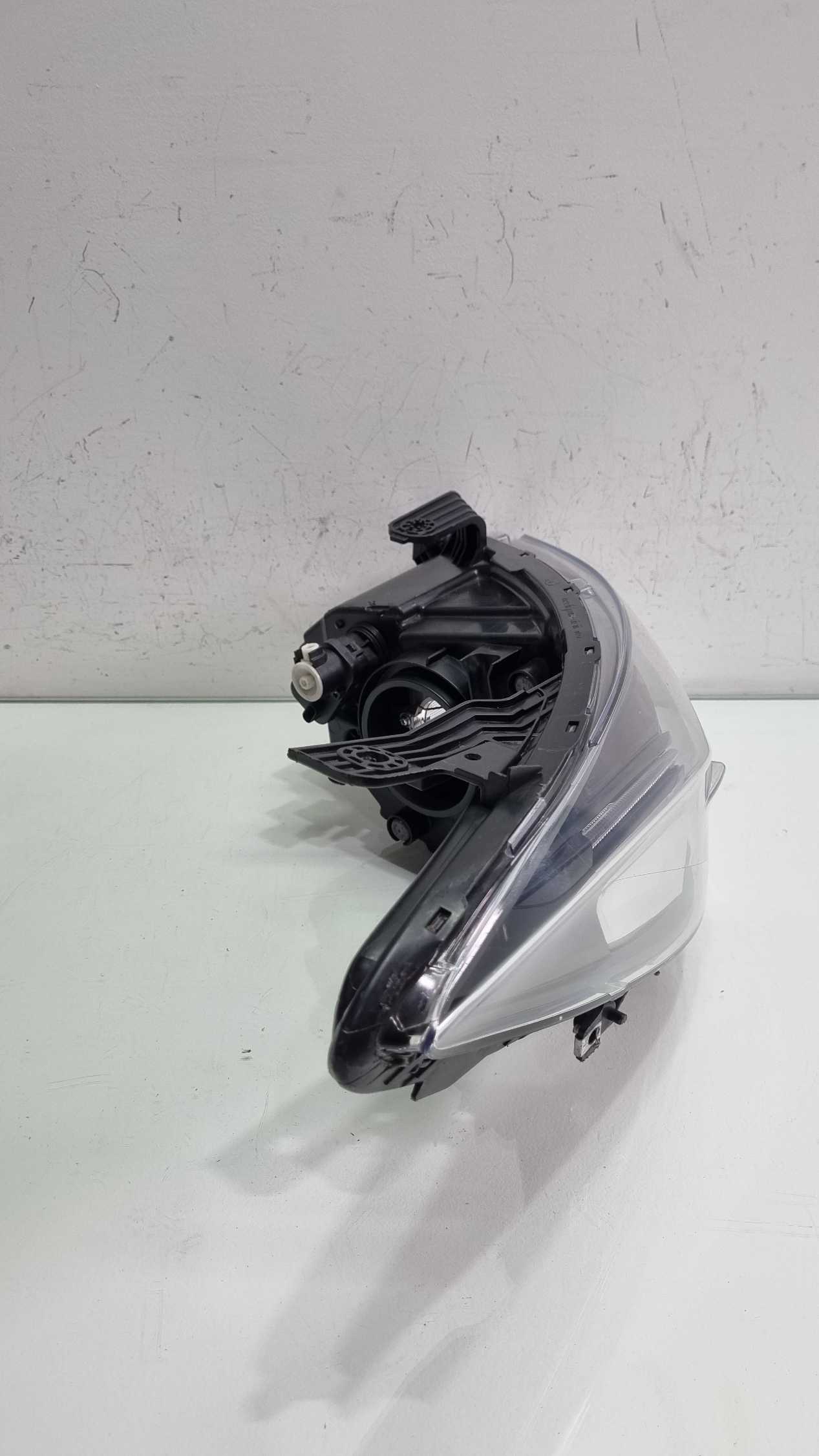 Farol lado direito Chevrolet Onix c/led 2017/2019 2