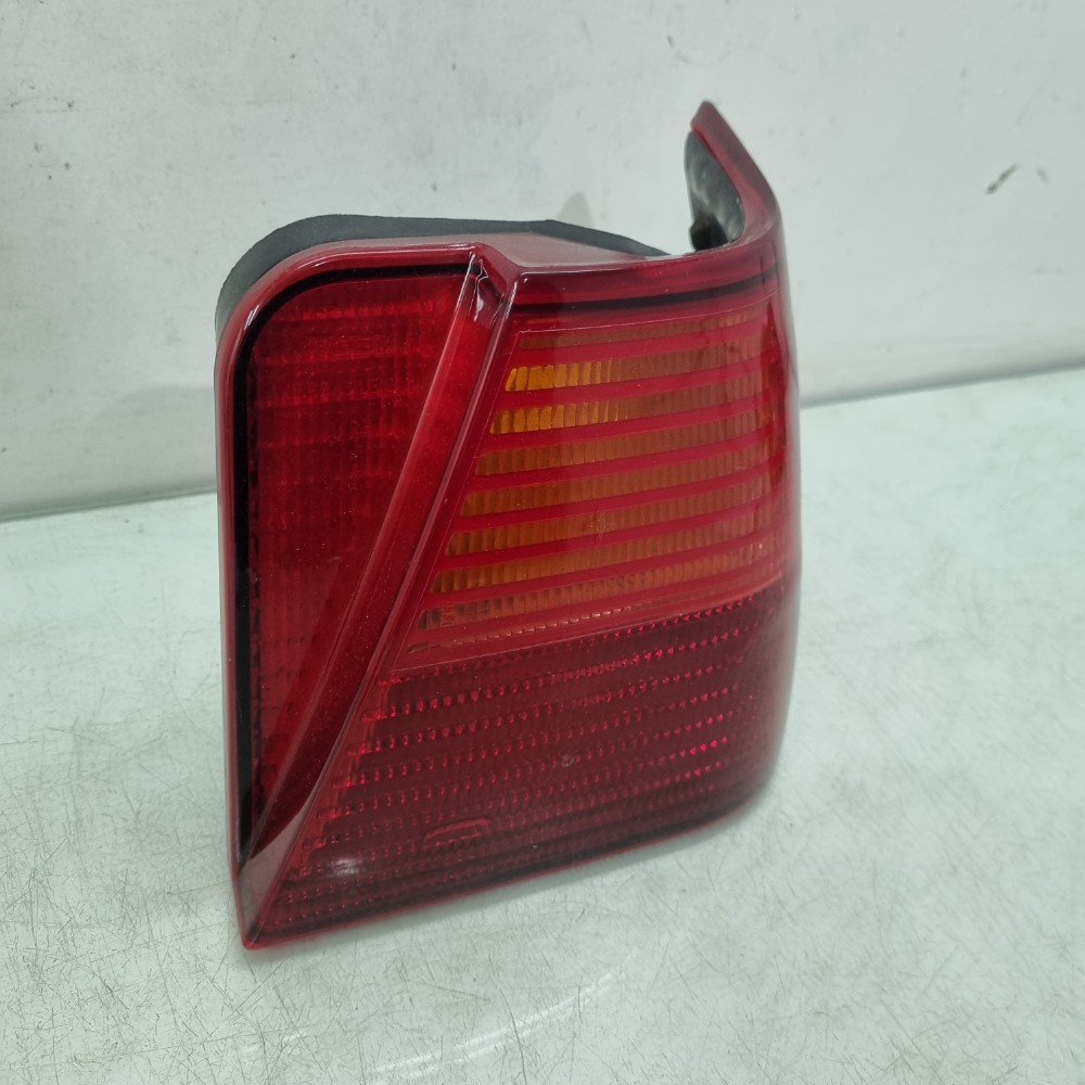 Lanterna Traseira Direito Volkswagen Santana 1998/2004 – Dir 7