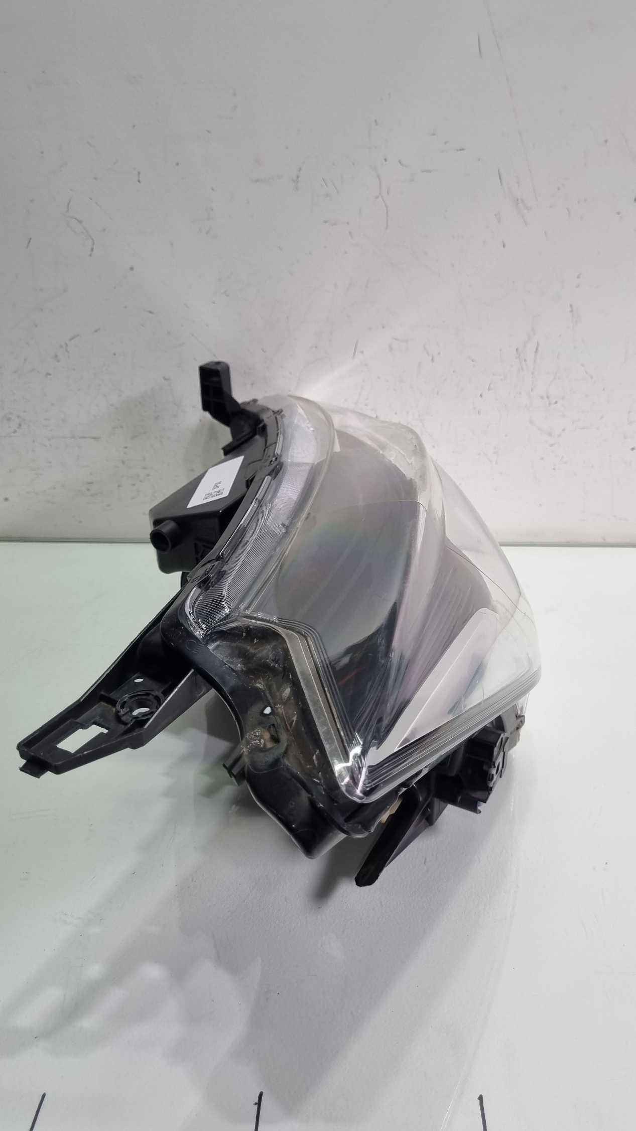 Farol lado direito Nissan Kicks sem led 2016/2020