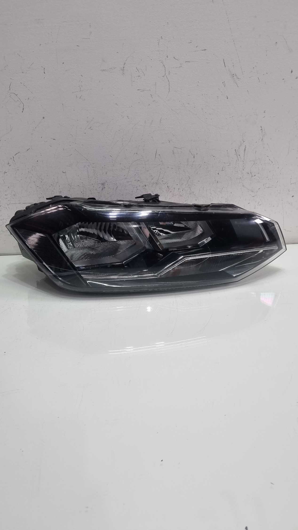 Farol lado direito Volkswagen Polo máscara negra 2017/2022 1
