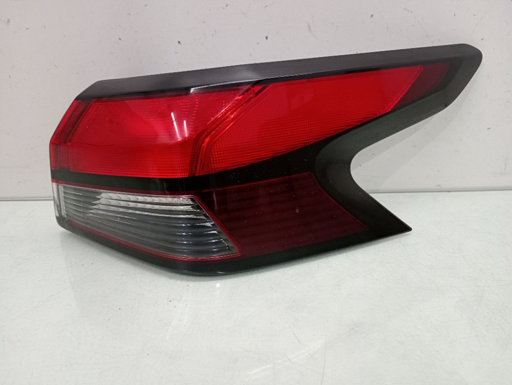Lanterna Do Lado Direito Nissan Versa Modelos 2022/2024 Direito/passageiro Vermelha 3