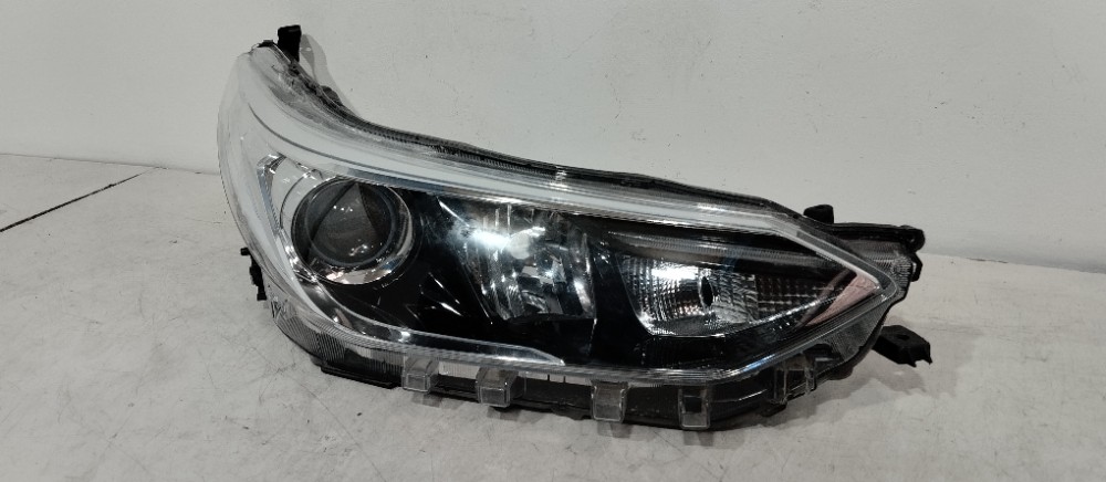 Farol  Direito  Máscara Negra  Yaris 2020 A 2023 Recuperado. 2