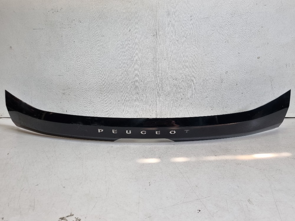 Aplique Da Tampa Tras. Peugeot 208 2020/2024 Original Usada 1