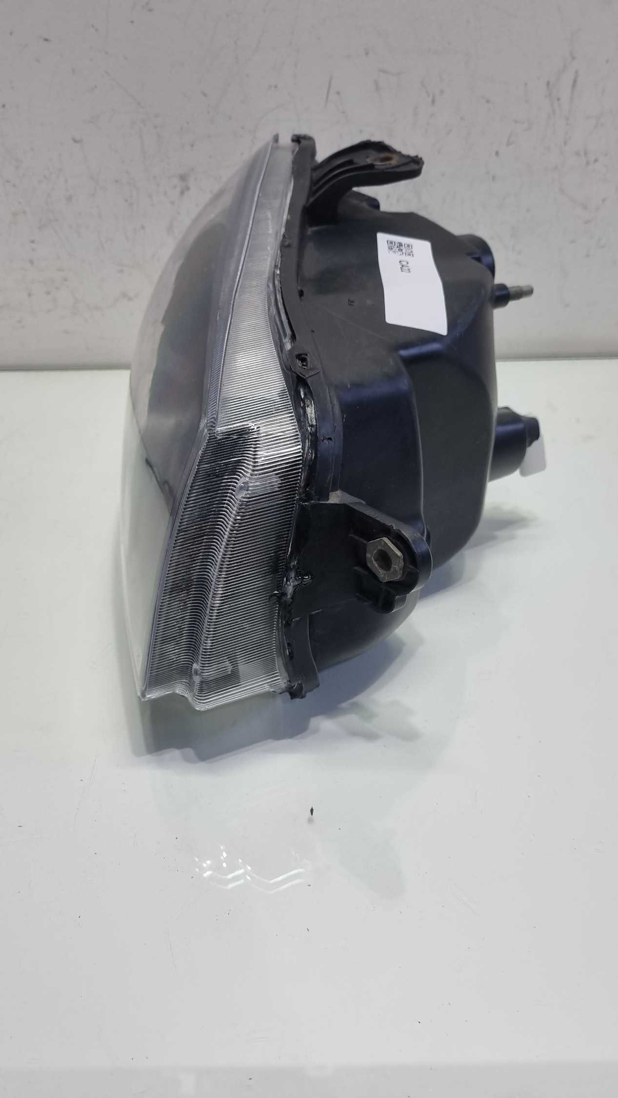 Farol lado direito mascara negra Fiat Strada 2014/2019 1