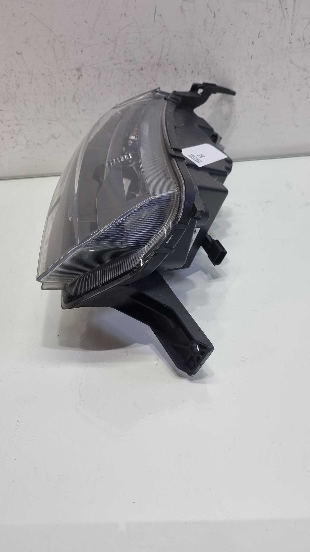 Farol lado direito superior Renault Kwid modelo 2022/2025 4