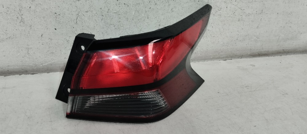 Lanterna Direita Nissan Versa 2020/2023 Direito/passageiro Vermelha 2