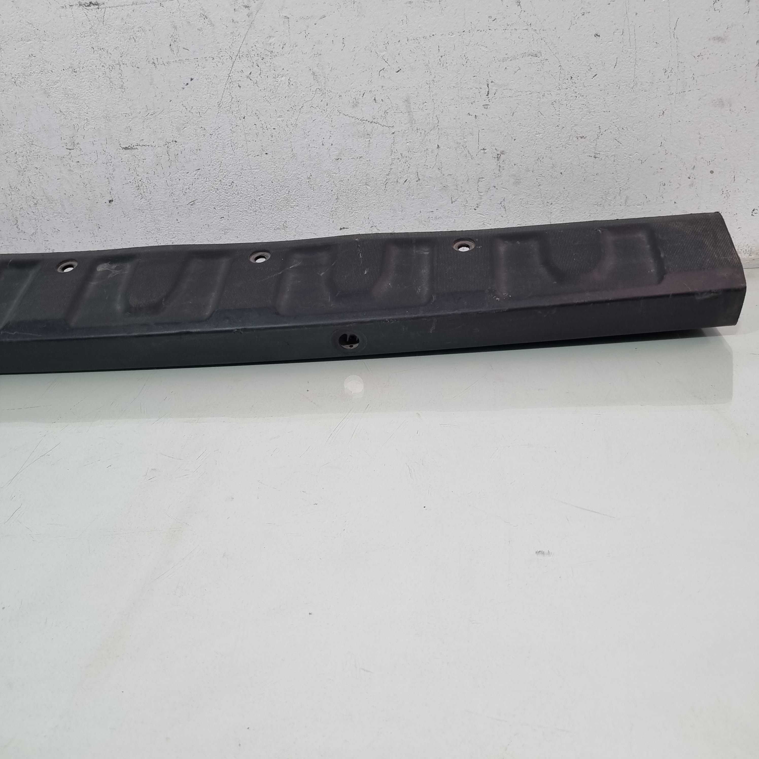 Moldura Central Parachoque Traseiro Fiat Strada 2020/2023 2