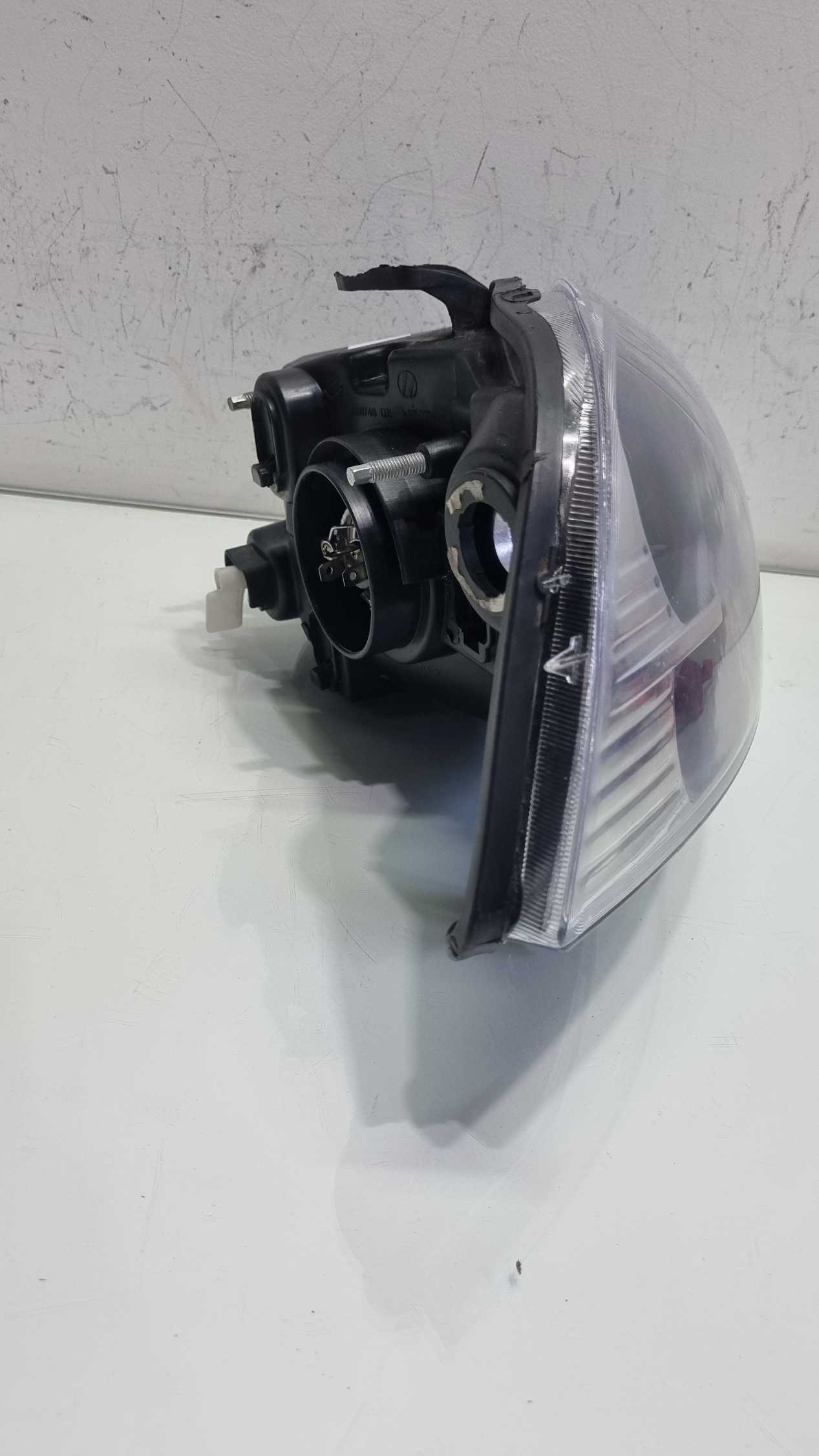 Farol lado direito mascara negra Fiat Strada 2014/2019 2