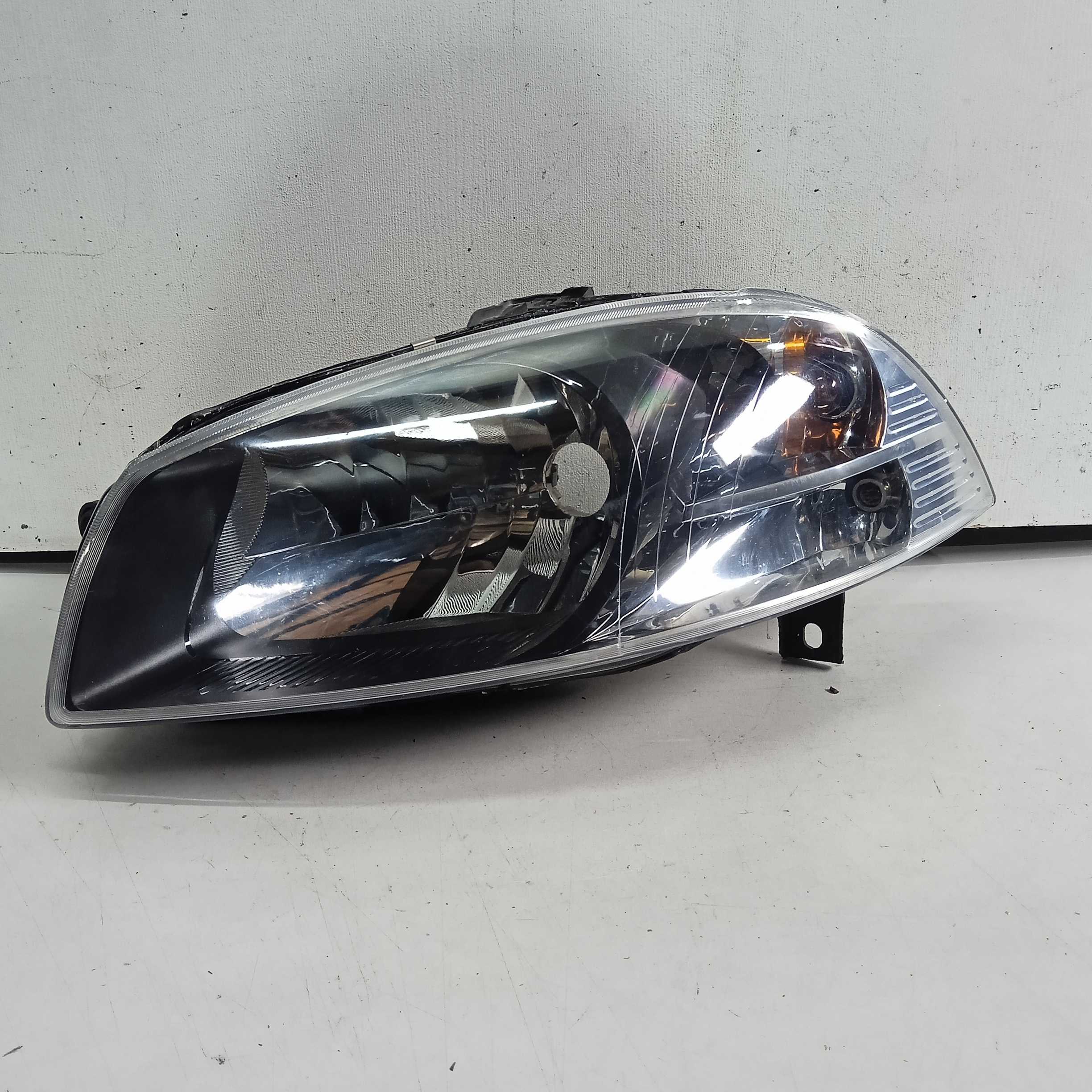 Farol Esq Masc. Negra Fiat Strada Working 2013/2019 Rec 1