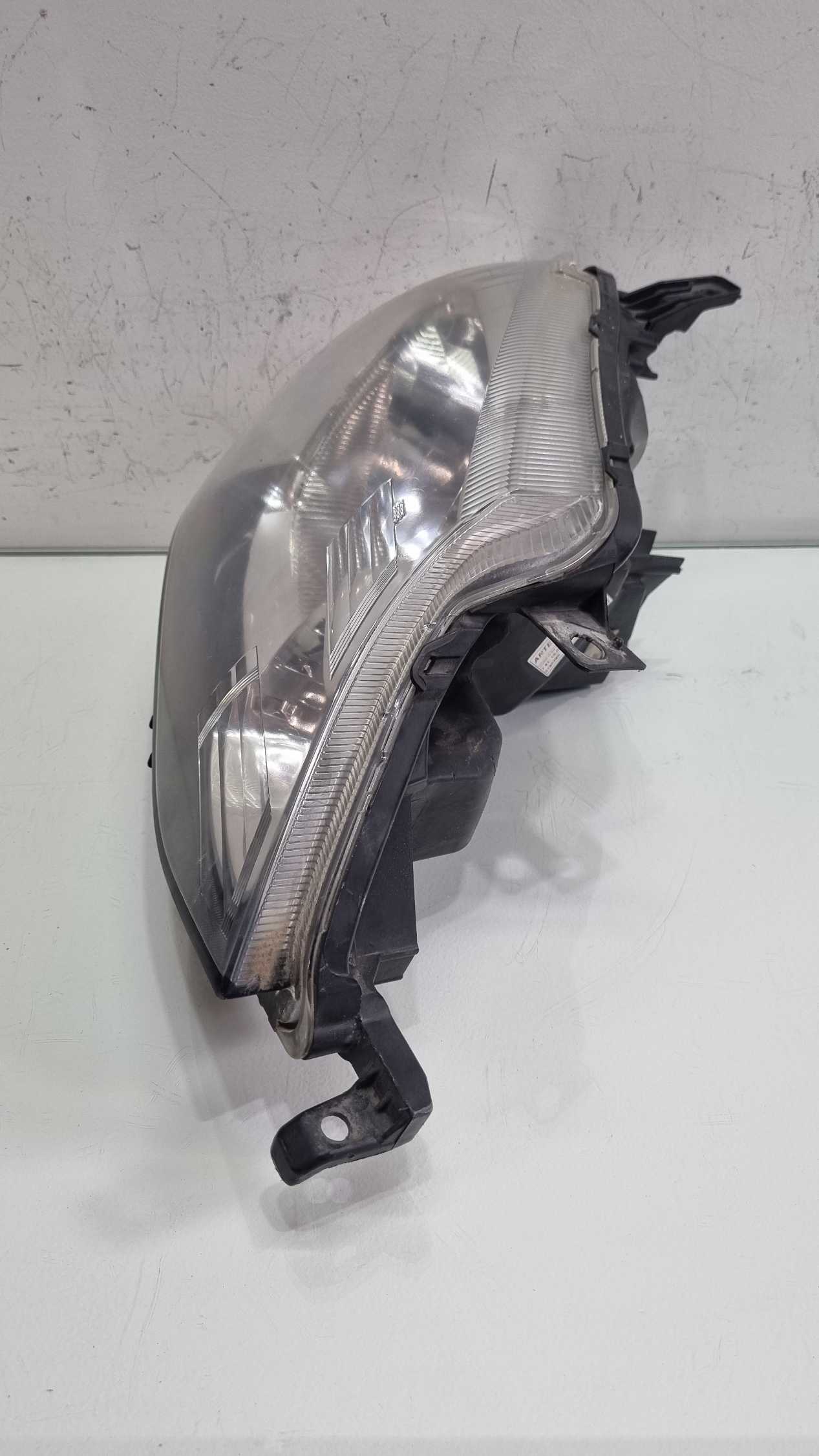 Farol lado direito Toyota Etios modelo 2013/2017 2
