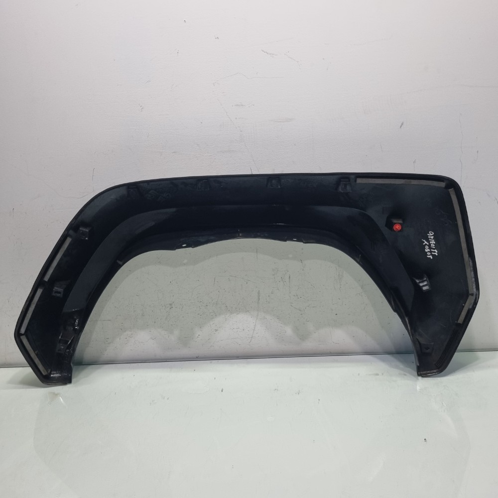 Moldura da lateral traseira direita hilux 18/23 original 5