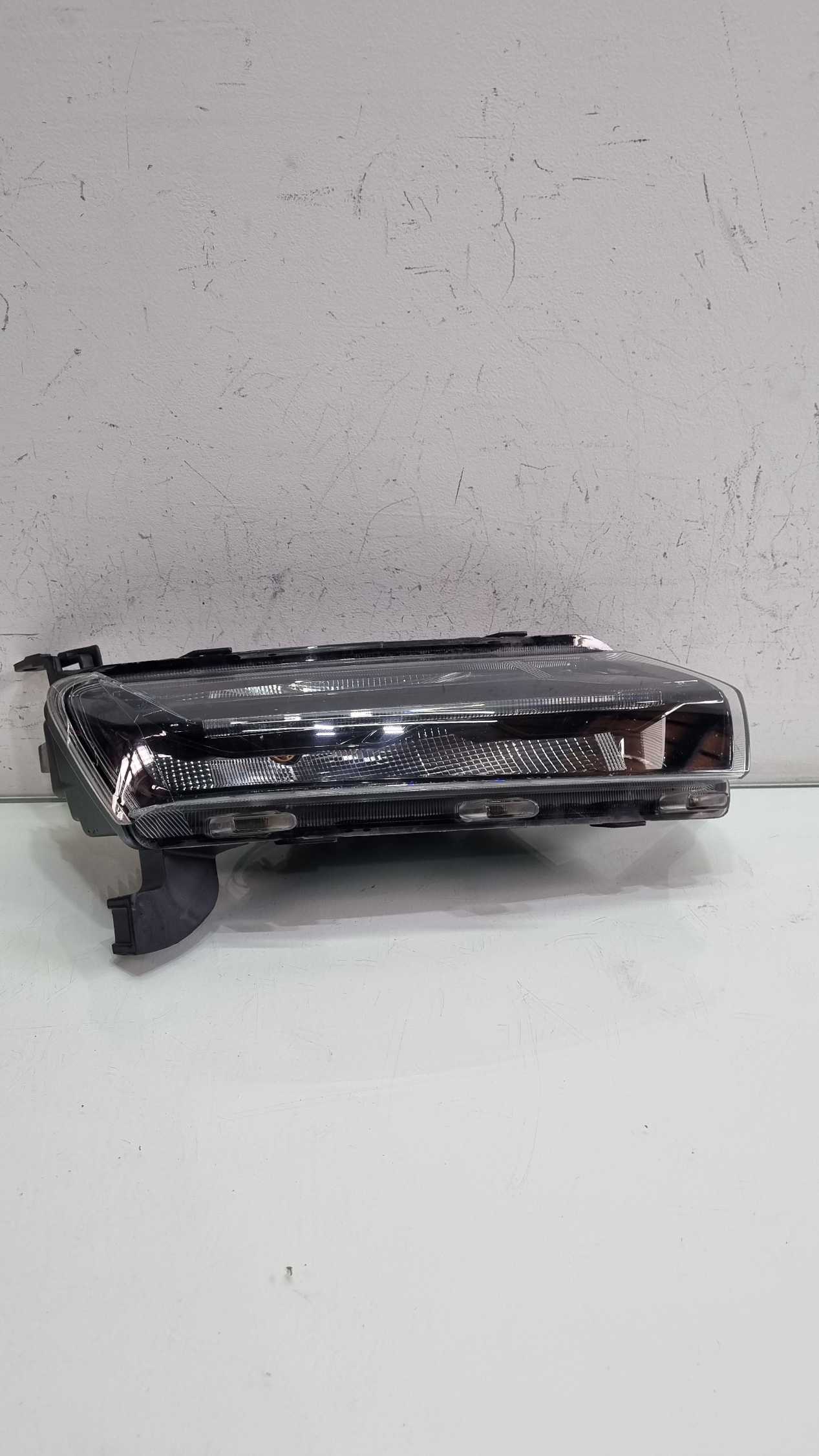 Farol Superior lado direito Renault Kwid 2022/2025 2