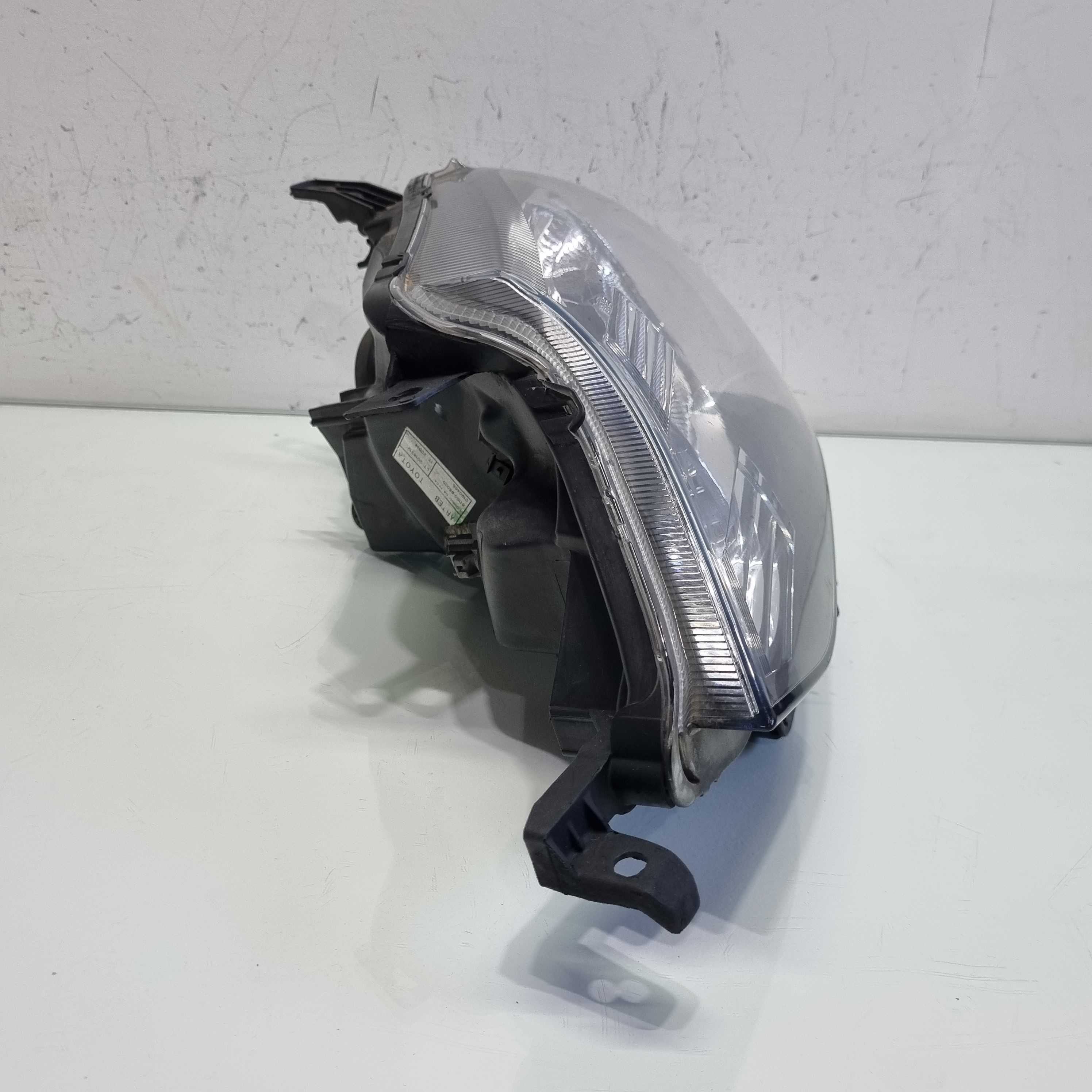 Farol lado esquerdo Toyota Etios mascara negra 2015/2019 2