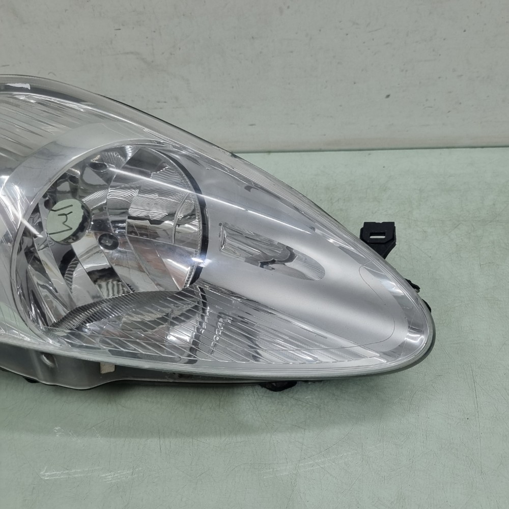 Farol Do Lado Direito Fiat Punto Modelos 2009/2012 Direito/passageiro 2