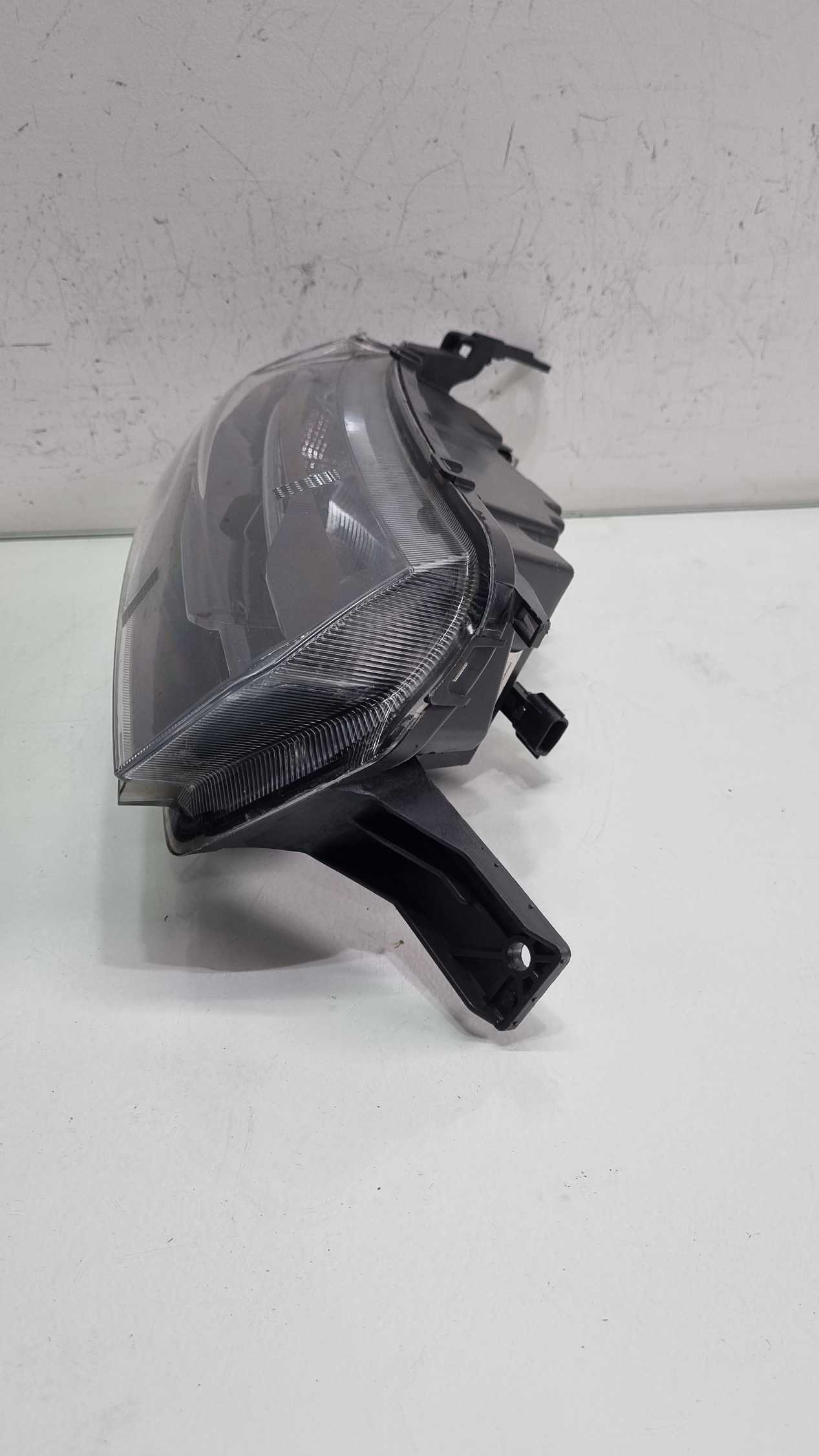 Farol Superior lado direito Renault Kwid 2022/2025 4