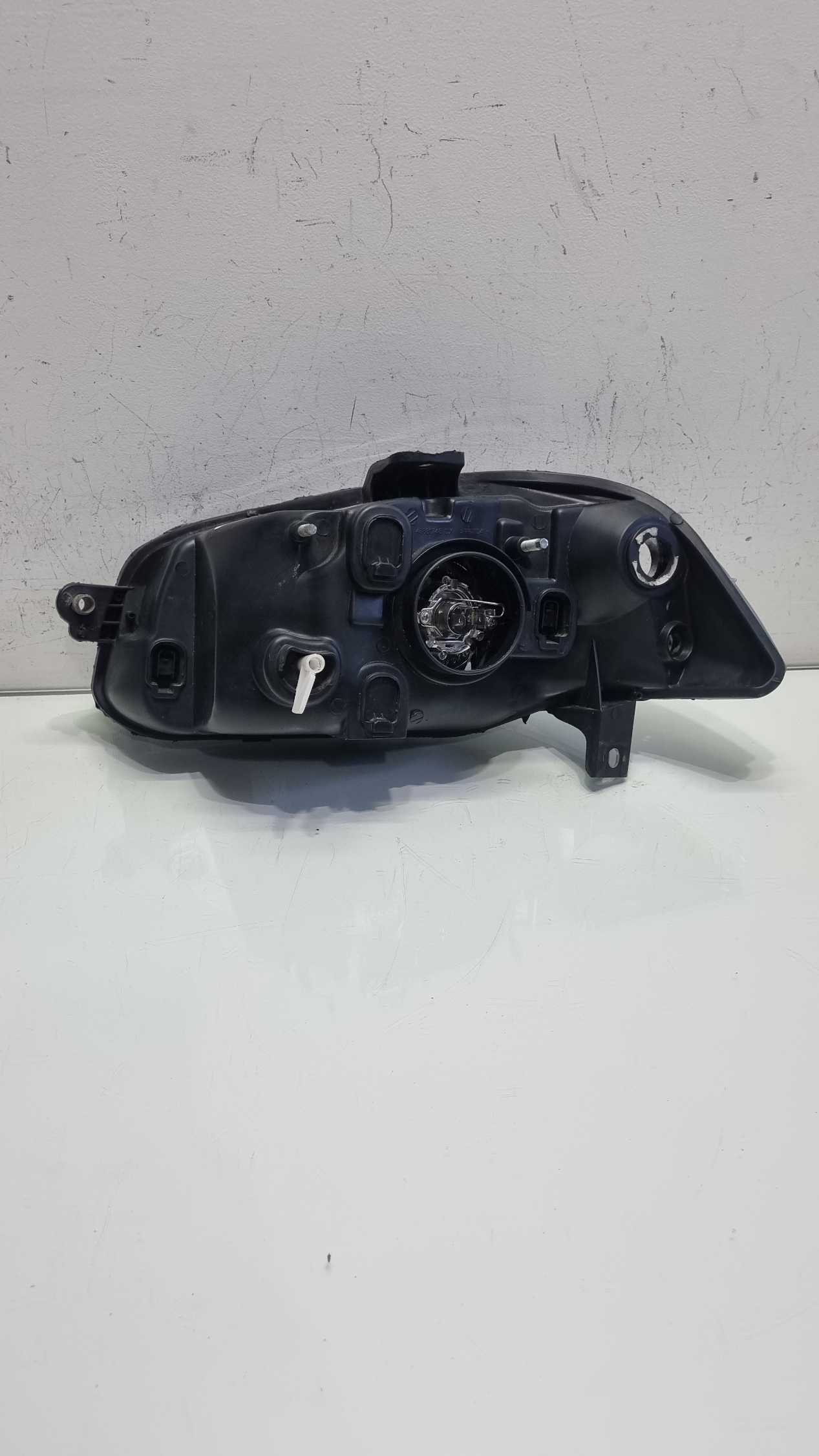 Farol lado direito mascara negra Fiat Strada 2014/2019 4