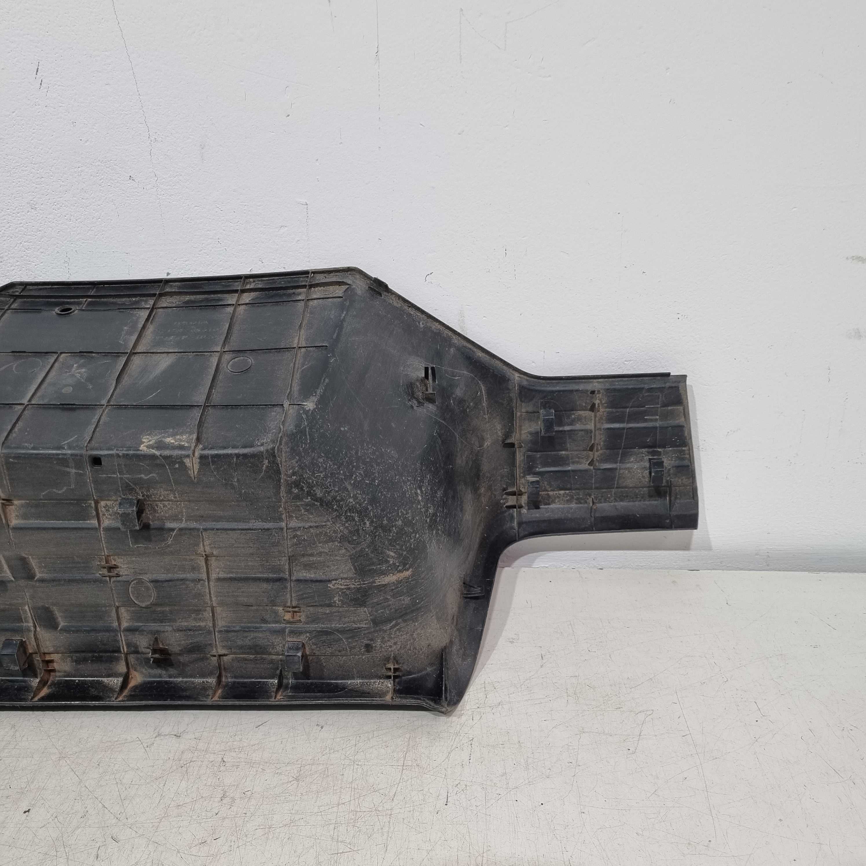 Moldura Central Parachoque Traseiro Toyota Hilux 2016/2021 4