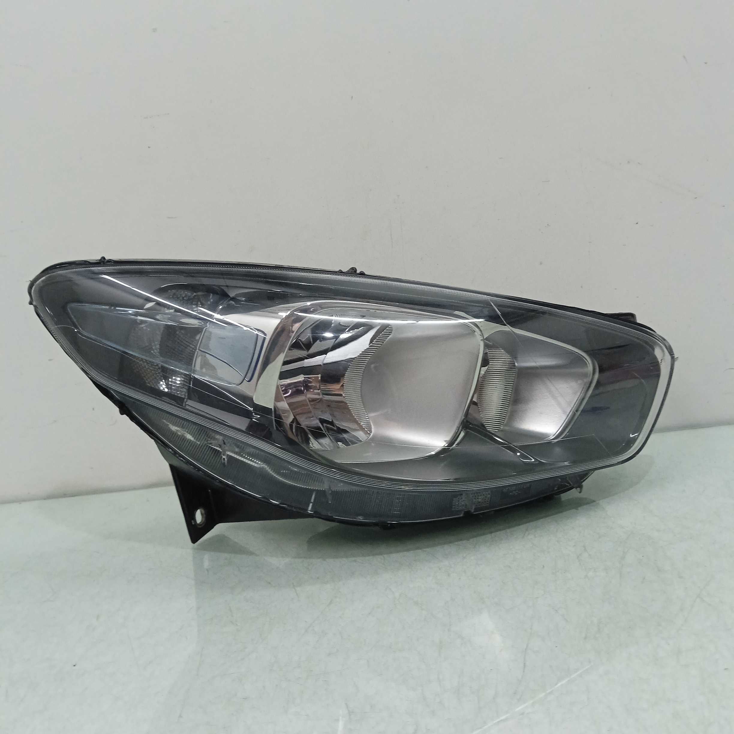 Farol Manual Do Lado Direito Fiat Grand Siena 2016/2020 Direito/passageiro