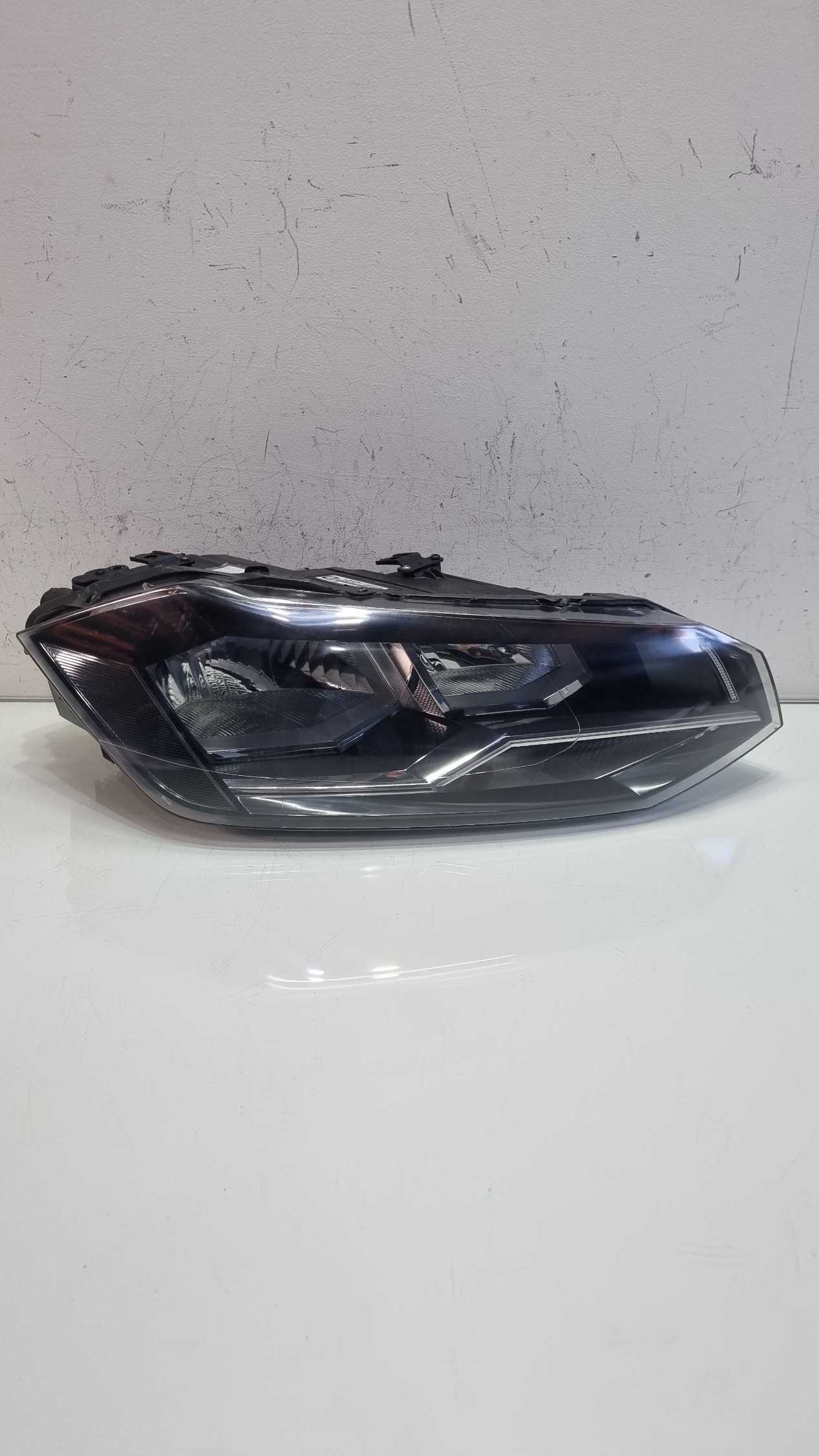 Farol lado direito mascara negra Volkswagen Polo 2017/2022 3