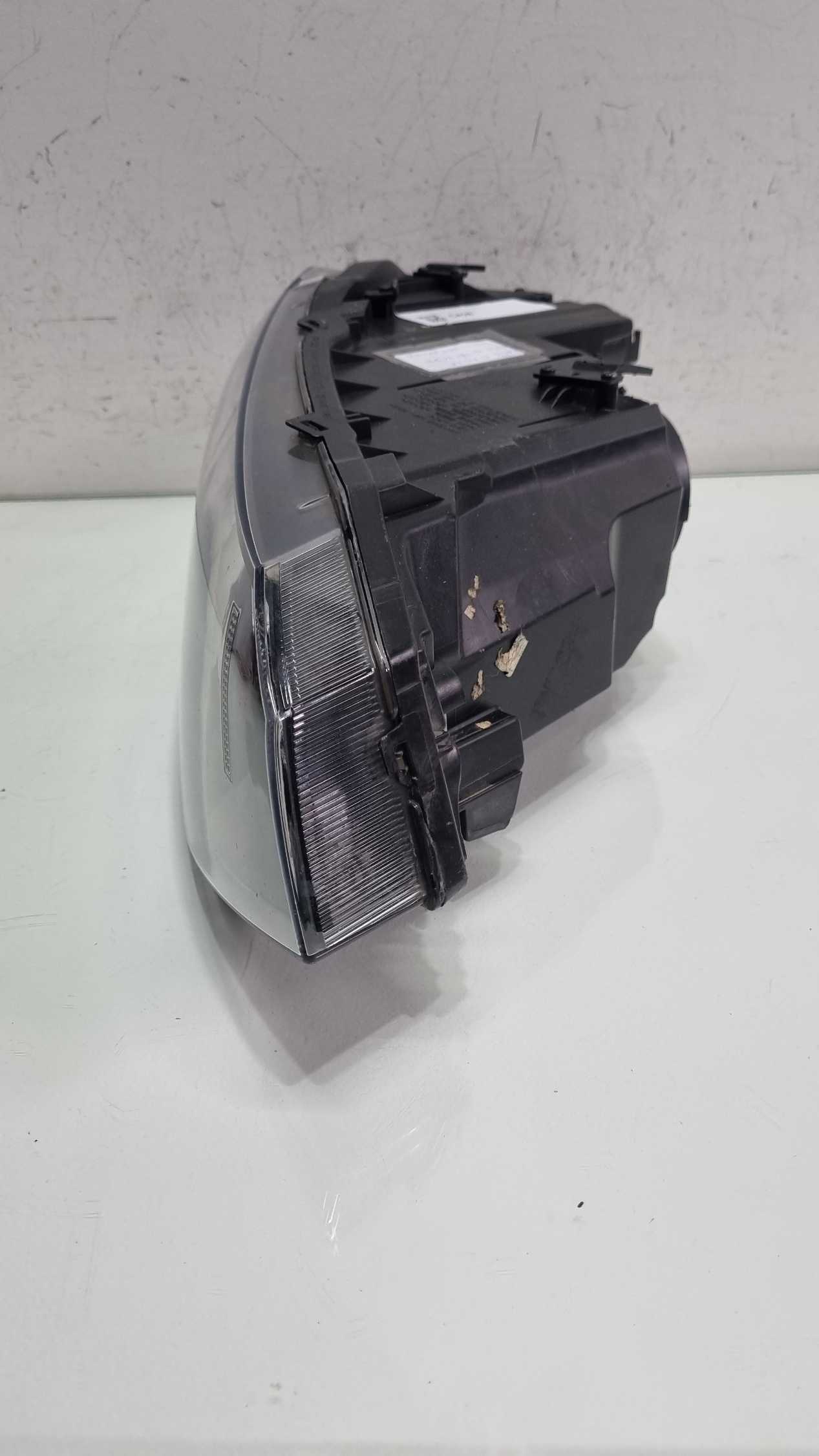 Farol lado direito Volkswagen Polo máscara negra 2017/2022 2