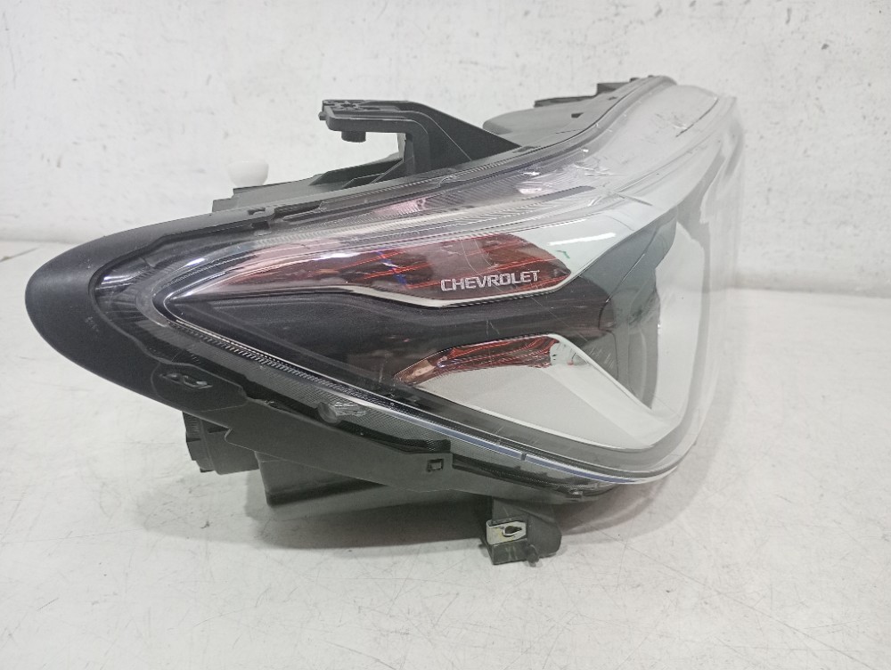 Farol direito TRACKER 2020/2023 3