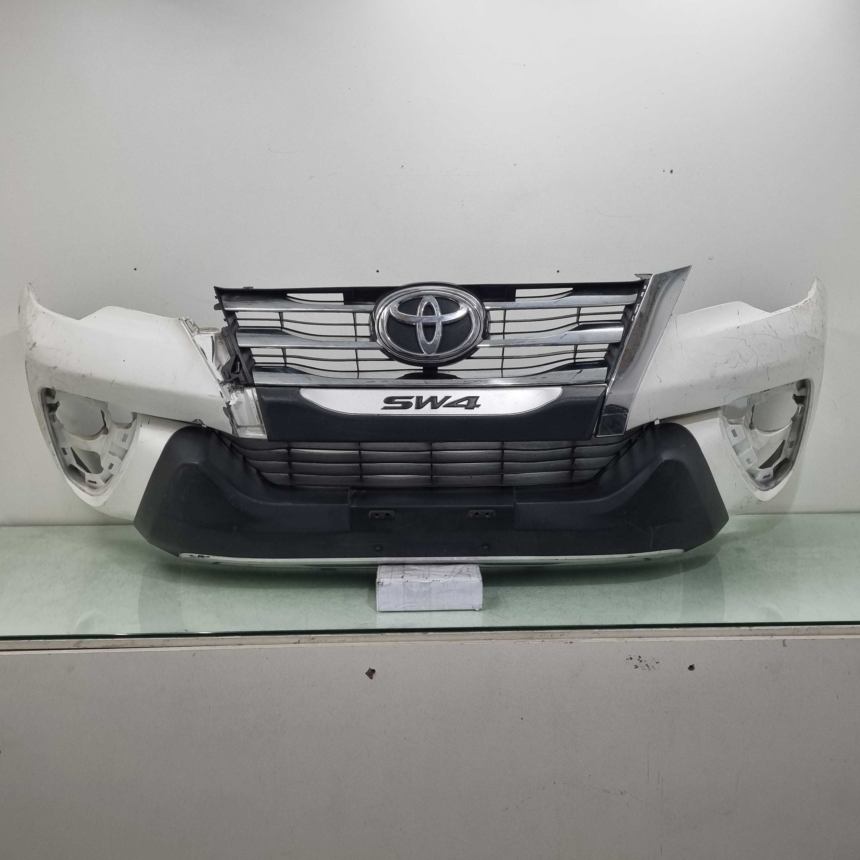 Para-choque Dianteiro Toyota Hilux Sw4 2017 / 2020 Seminova. 1