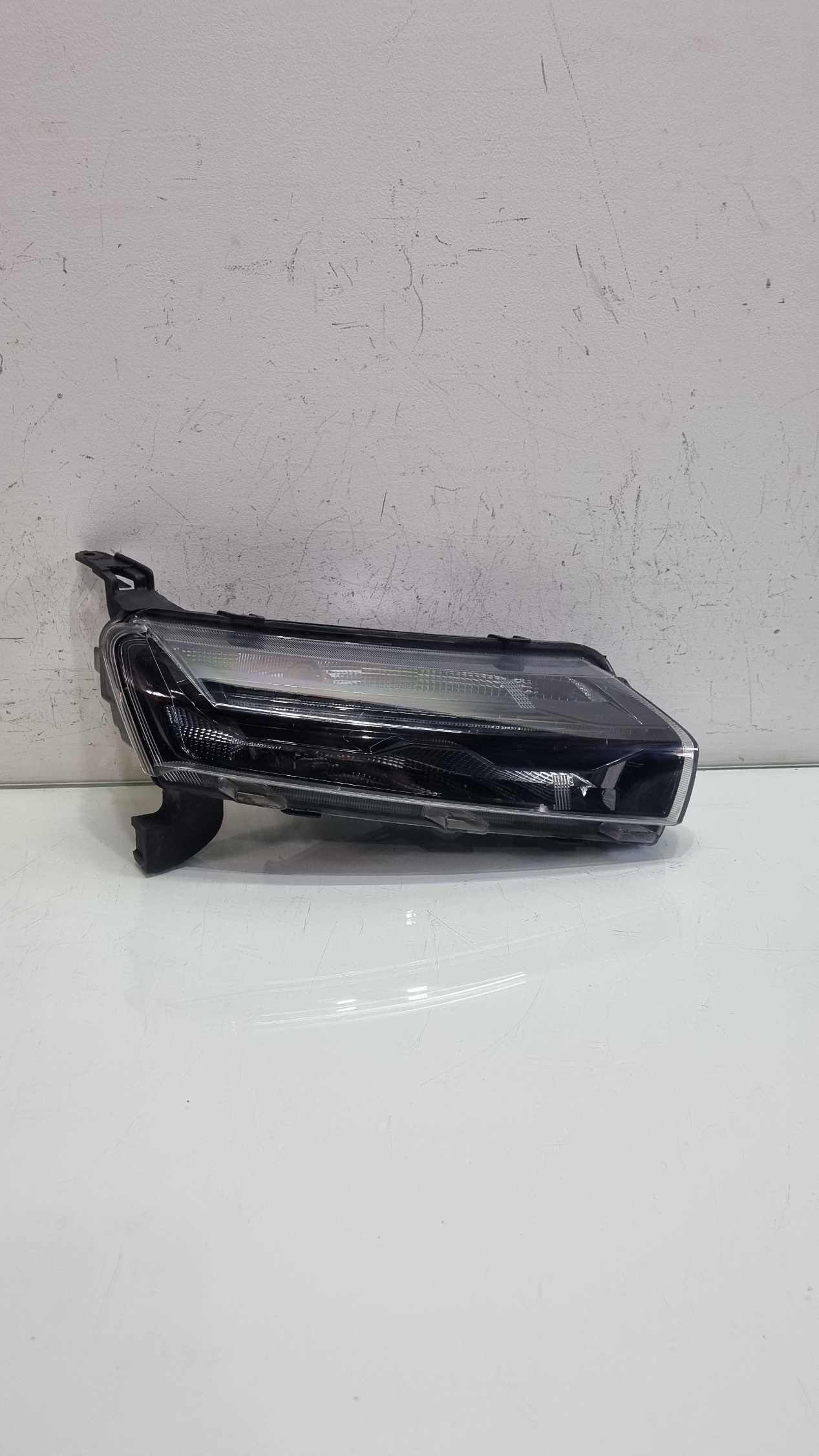 Farol lado direito superior Renault Kwid modelo 2022/2025 2