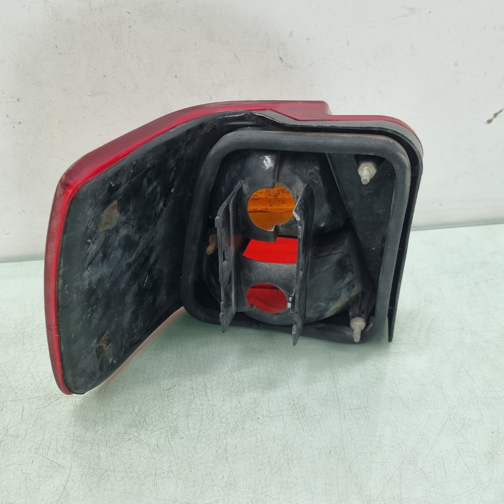 Lanterna Traseira Direito Volkswagen Santana 1998/2004 – Dir 8