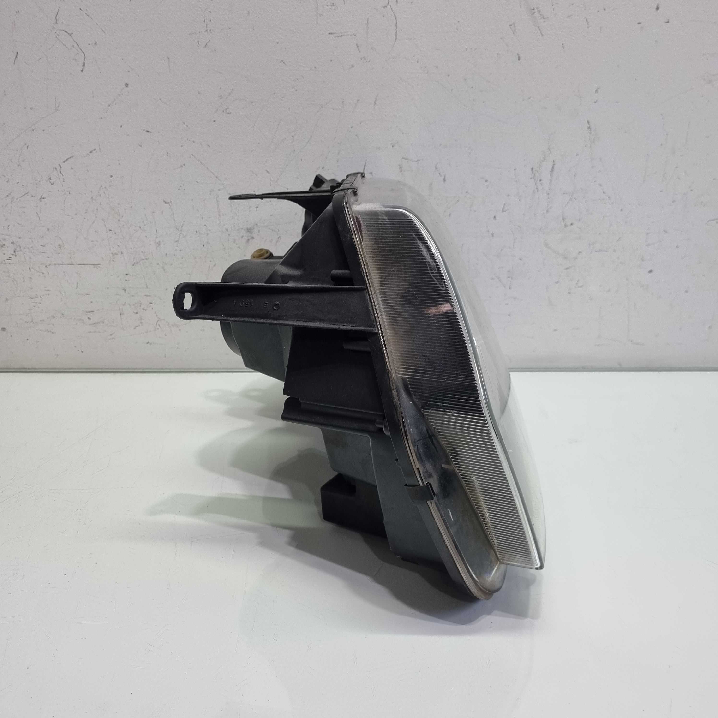 Farol lado esquerdo Renault Duster mascara negra 2016/2020 1