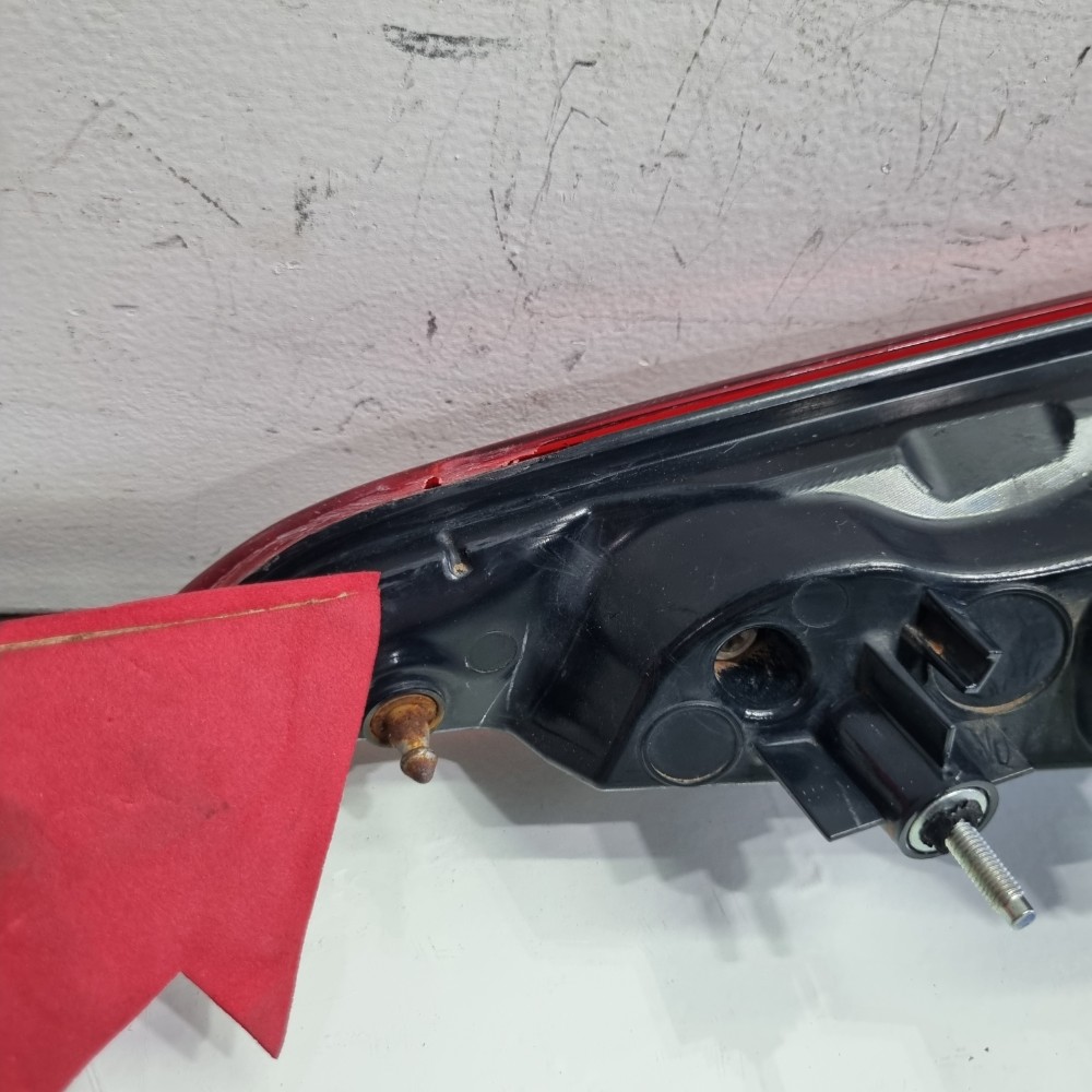 Lanterna Esquerda Tampa Toyota Hilux Sw4 2020 2021 2022 2023 Esquerdo/motorista 2