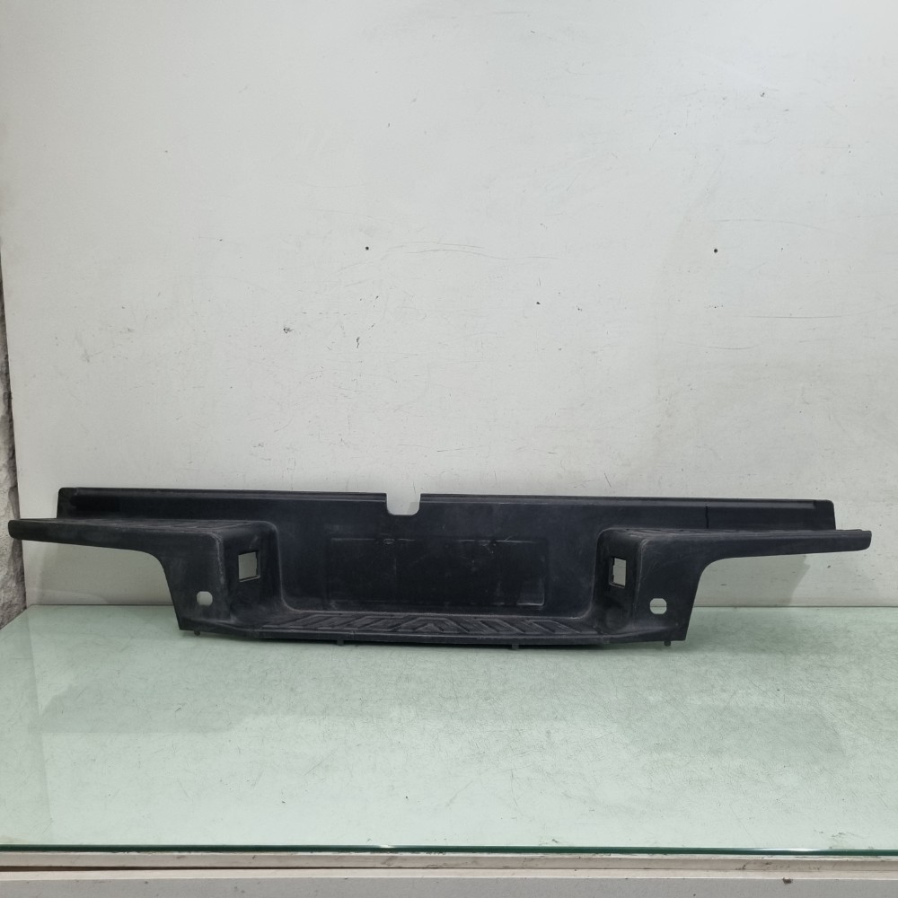 Pisante Central  Parachoque Tras. Toyota Hilux 2016/2021 Rec 2