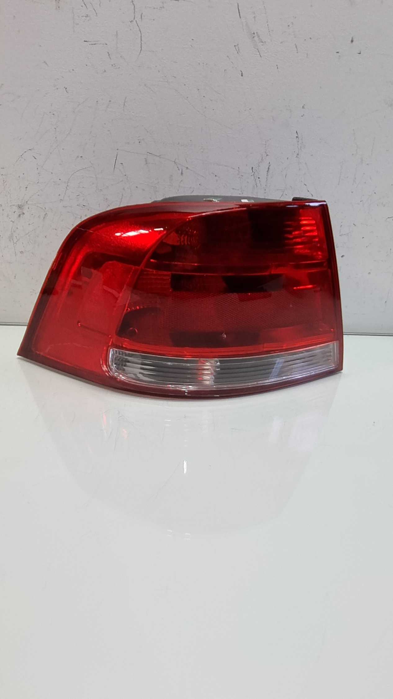 Lanterna lado esquerdo Volkswagen Voyage  modelo 2009/2012 1