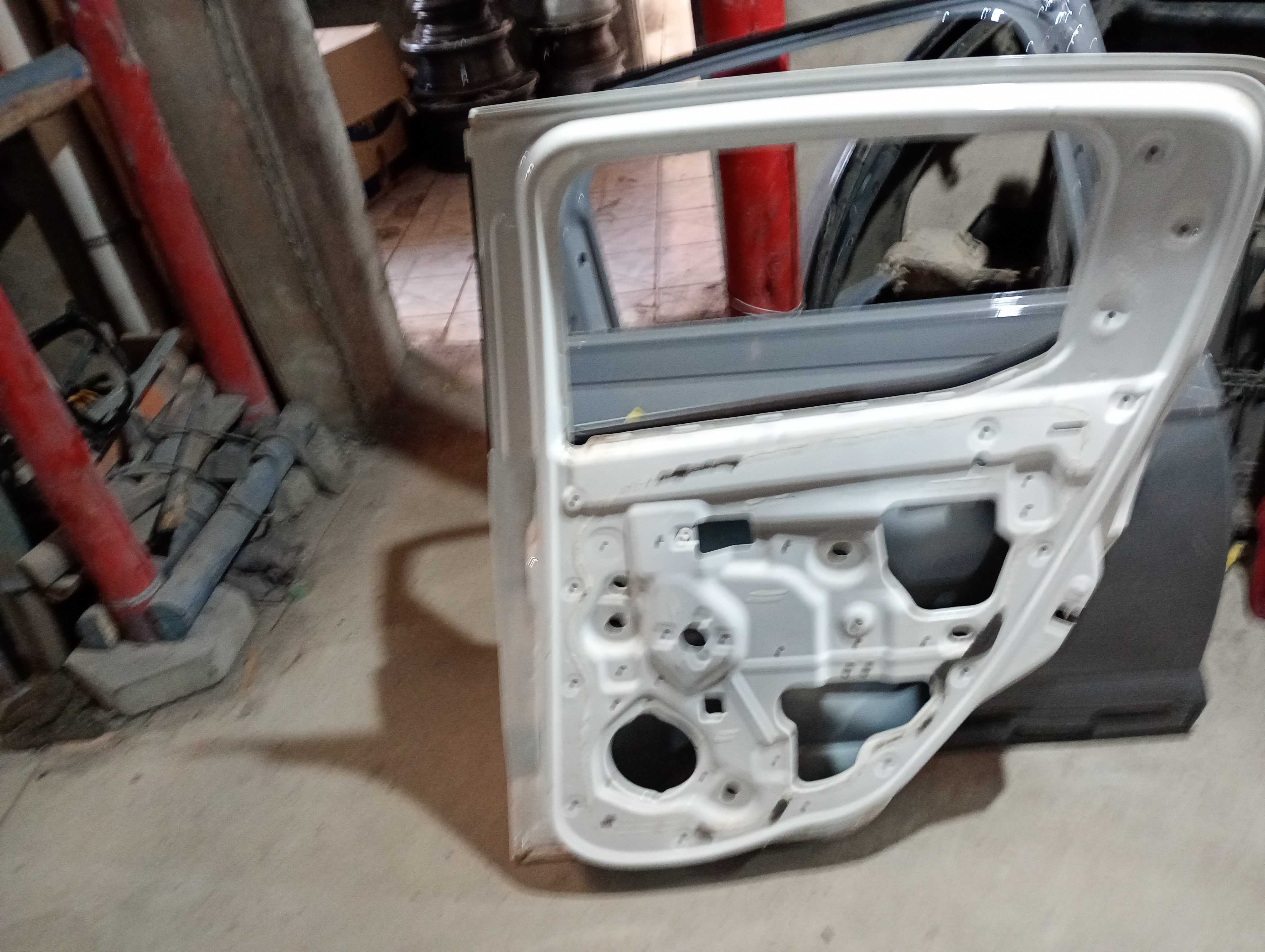 Porta traseira direita Fiat Mobi trecking 16/23 2