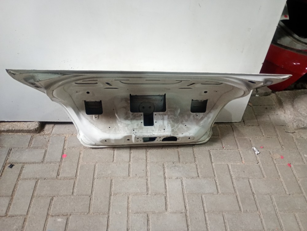 Tampa traseira fiat Linea 10/13 recuperada 3