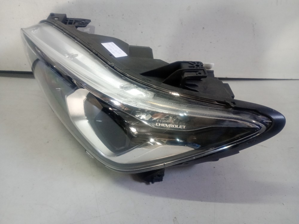 Farol Esquerdo Chevrolet Tracker 2020/2024 Original Esquerdo/motorista 2