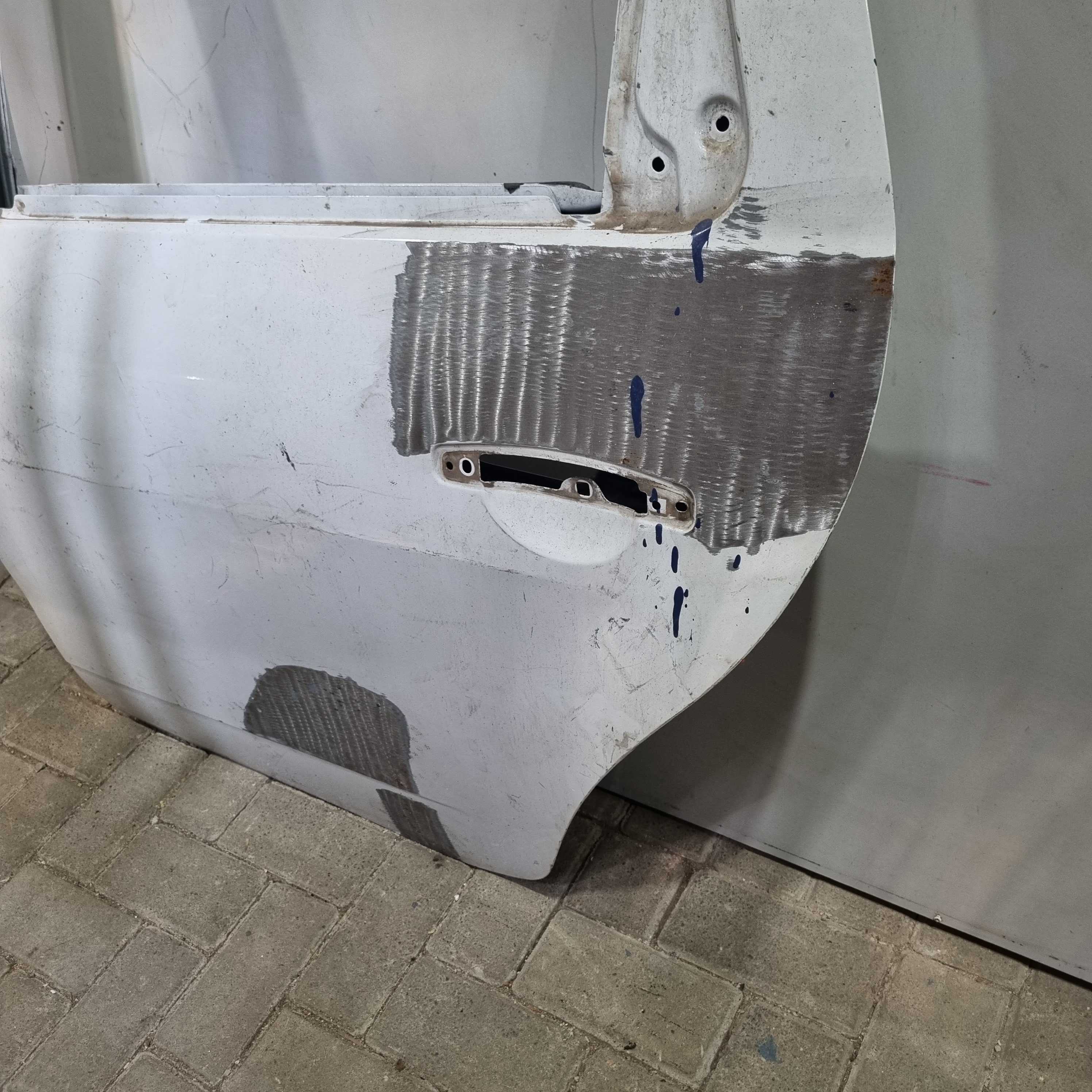 Porta traseira lado esquerdo recuperada Duster 2016/2023 3