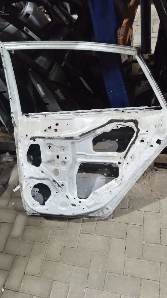 Porta traseira direita Nissan Sentra 2015/19 4