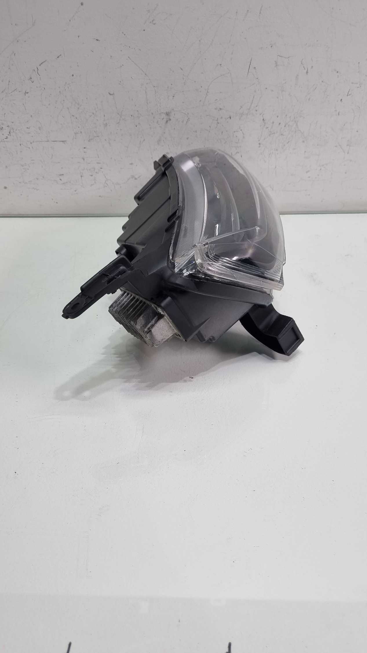 Farol Superior lado direito Renault Kwid 2022/2025 3