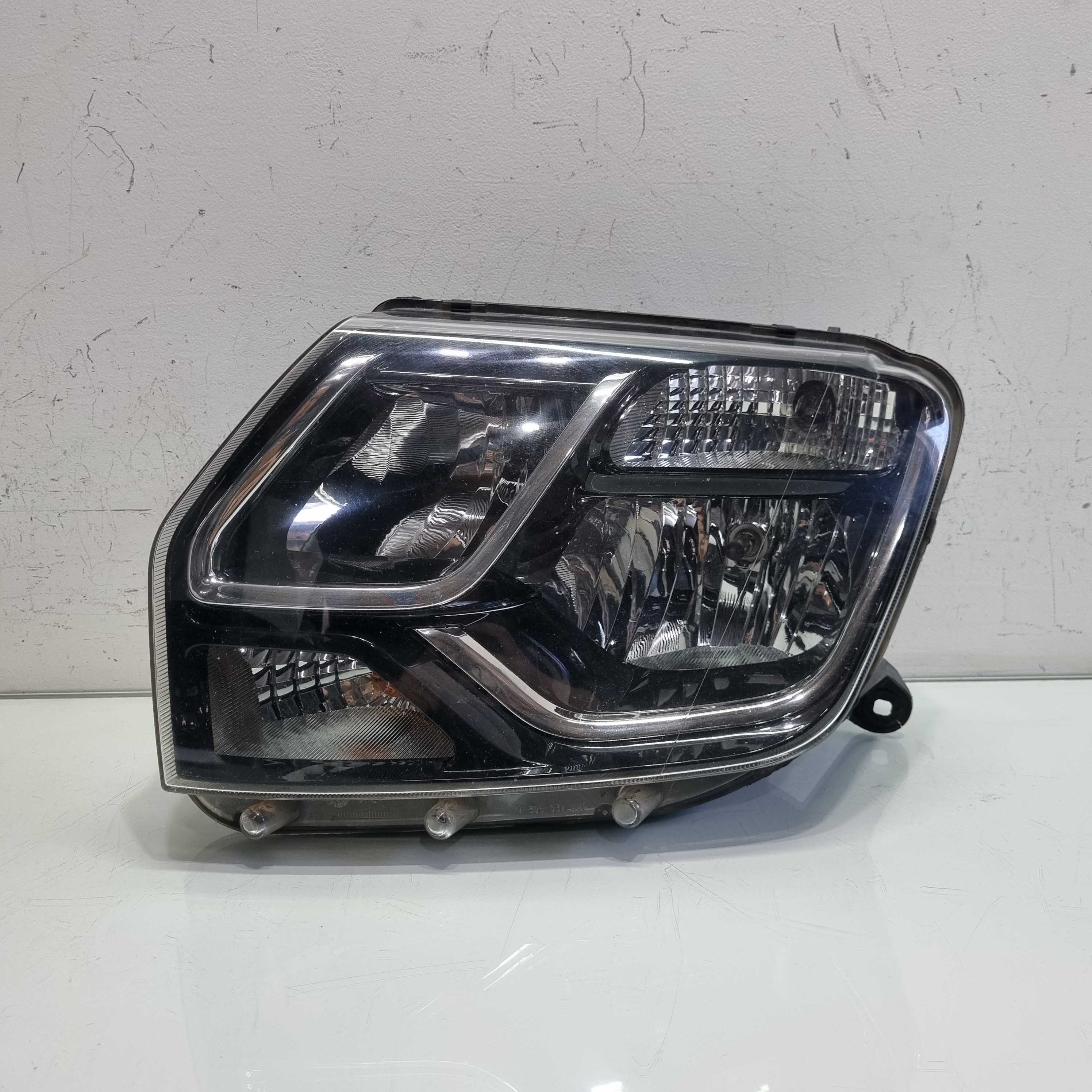 Farol lado esquerdo Renault Duster mascara negra 2016/2020 4