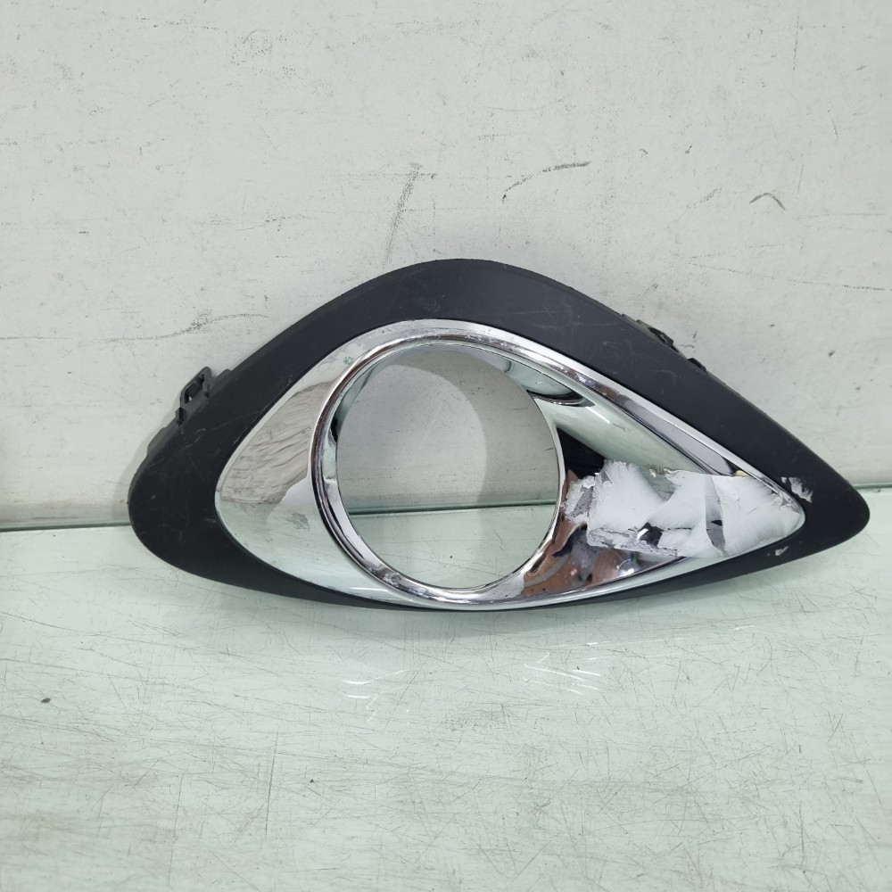 Moldura Auxiliar Esquerda Nissan March 2015/2019 Recon
