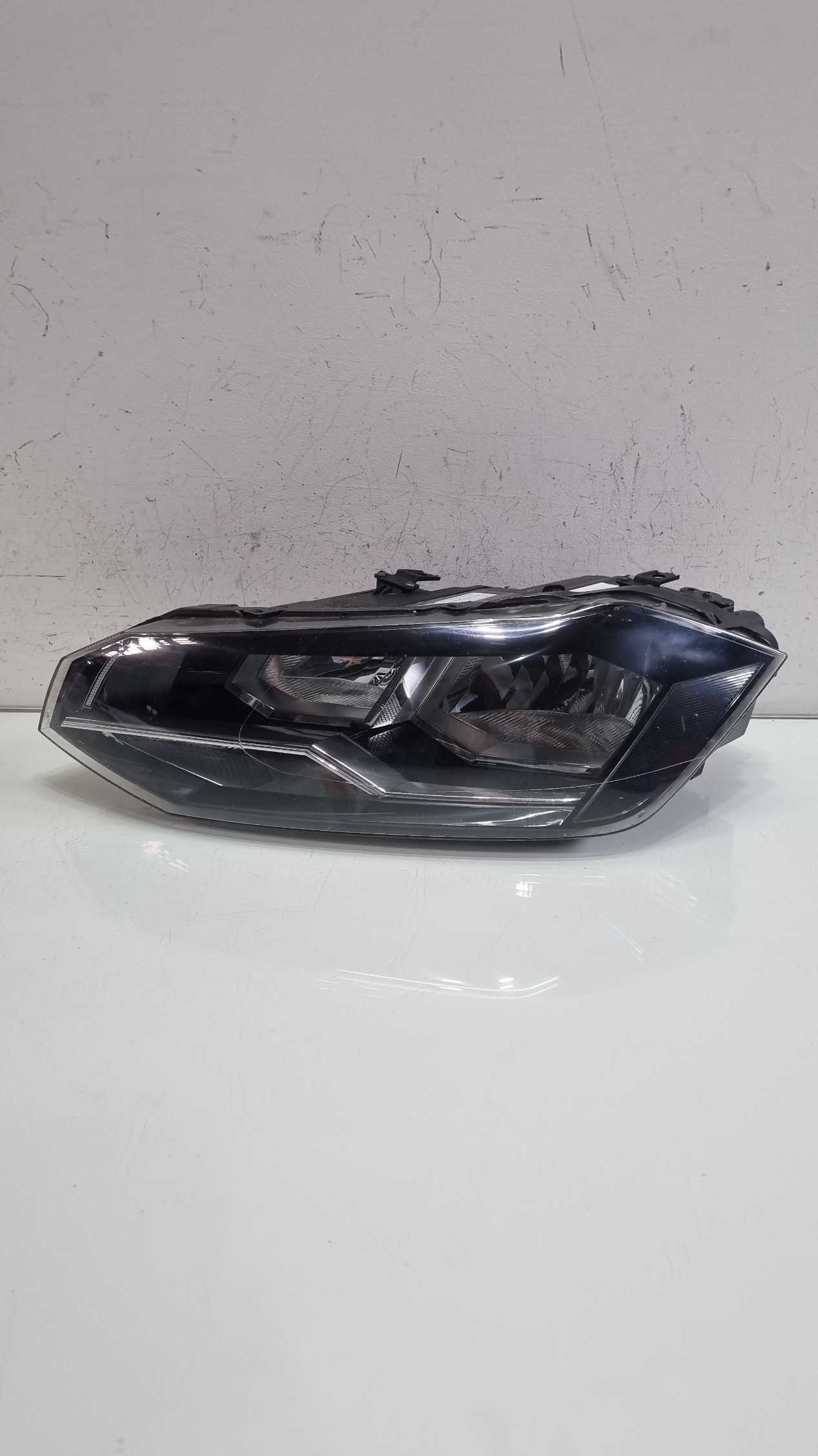 Farol lado esquerdo mascara negra Volkswagen Polo 2017/2022 1