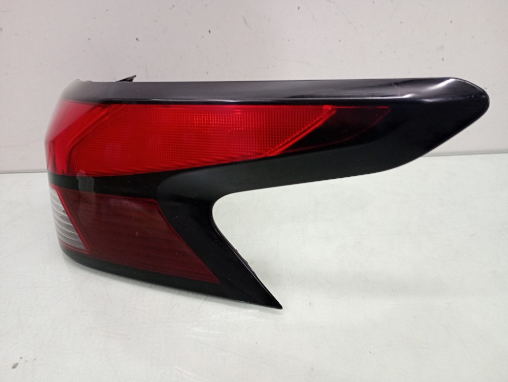 Lanterna Do Lado Direito Nissan Versa Modelos 2022/2024 Direito/passageiro Vermelha 2