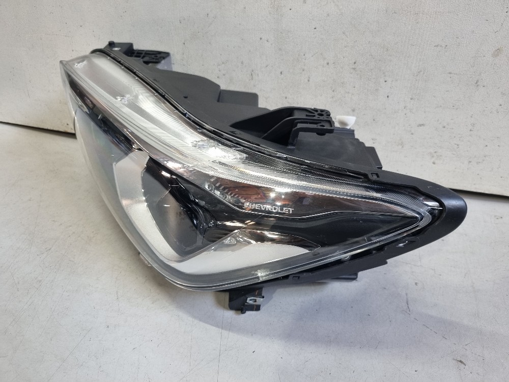 Farol Esquerdo Chevrolet Tracker 2020/2024 Recuperado Origi. Esquerdo/motorista 2